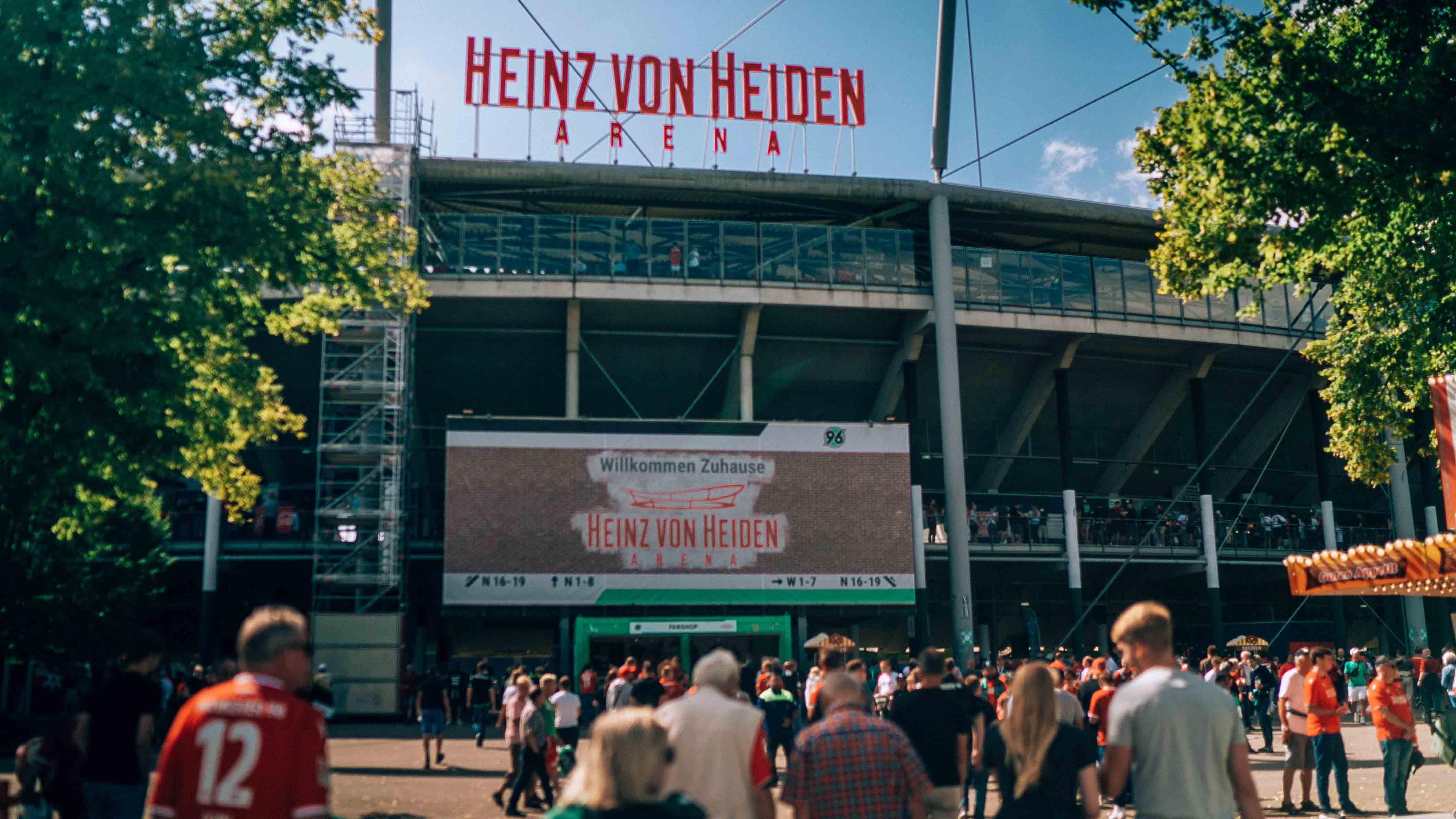 Die Fans strömen in die Heinz von Heiden Arena.