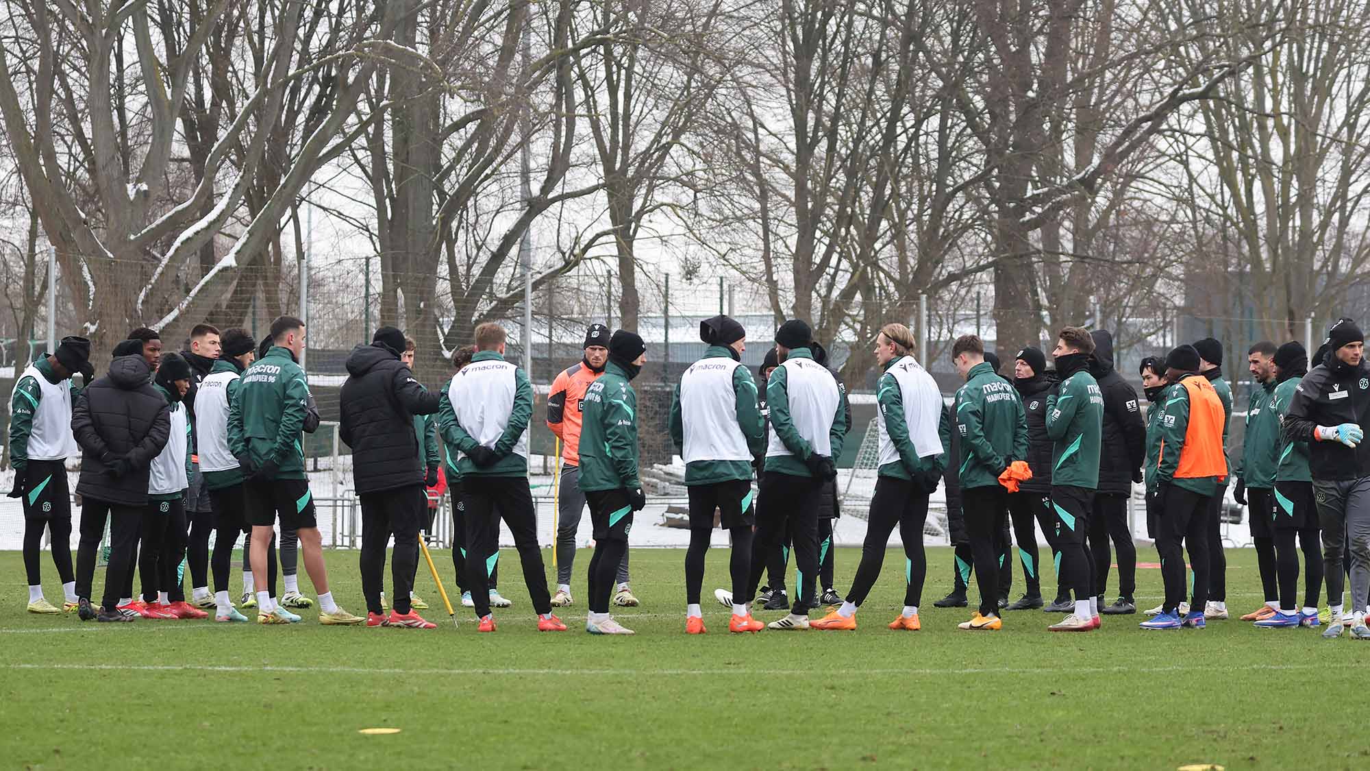 Das 96-Team steht auf dem Platz im Kreis zusammen.