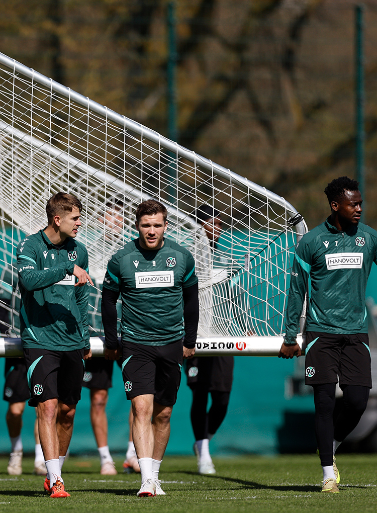 Nawrocki, Källman und Bundu tragen ein Tor im Training.