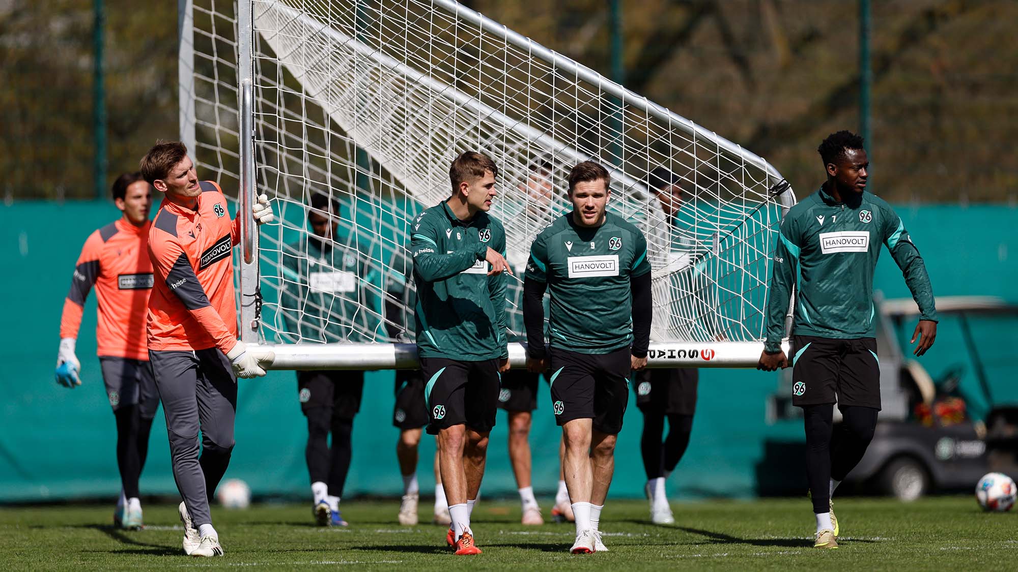 Nawrocki, Källman und Bundu tragen ein Tor im Training.