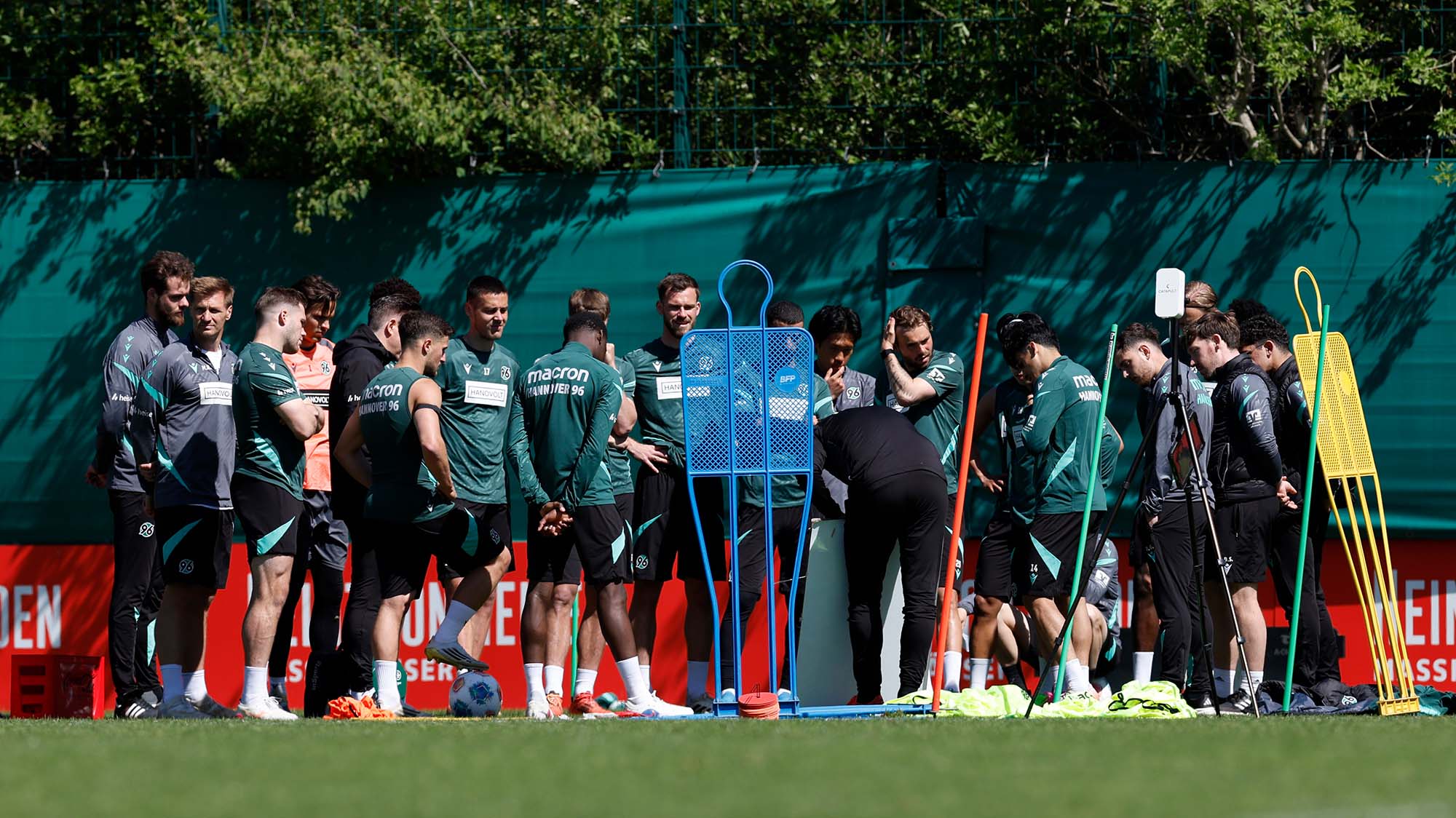 Das 96-Team steht im Kreis auf dem Trainingsplatz.