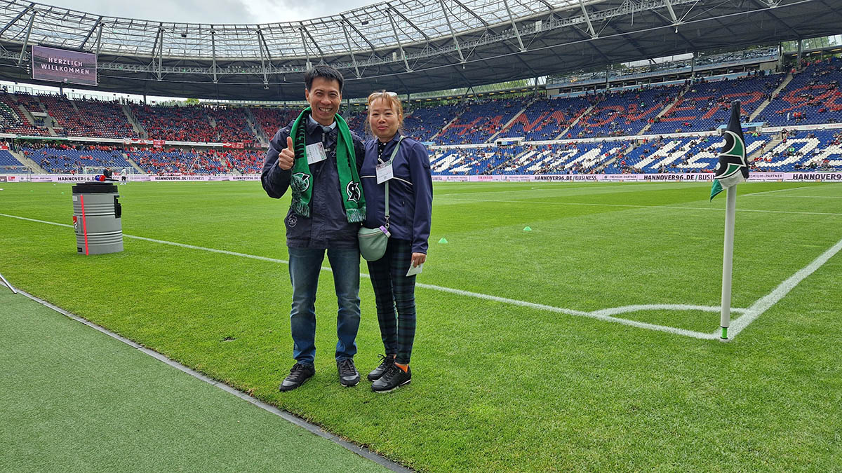 Dung Dang und seine Frau Thi Mai Dang stehen am Spielfeldrand. (Foto: 96/Redaktion)