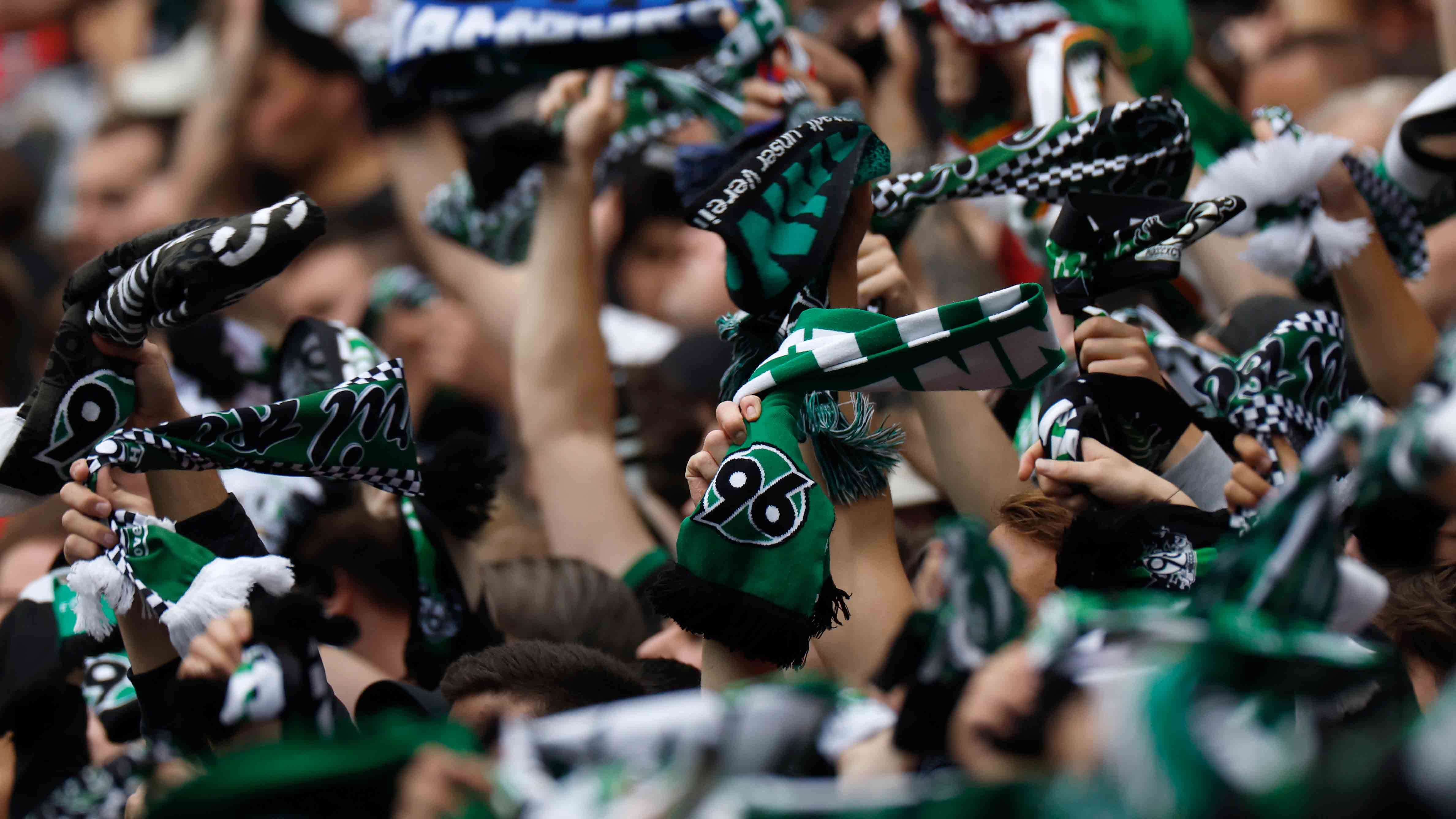 Fans schwenken ihren 96-Schal.