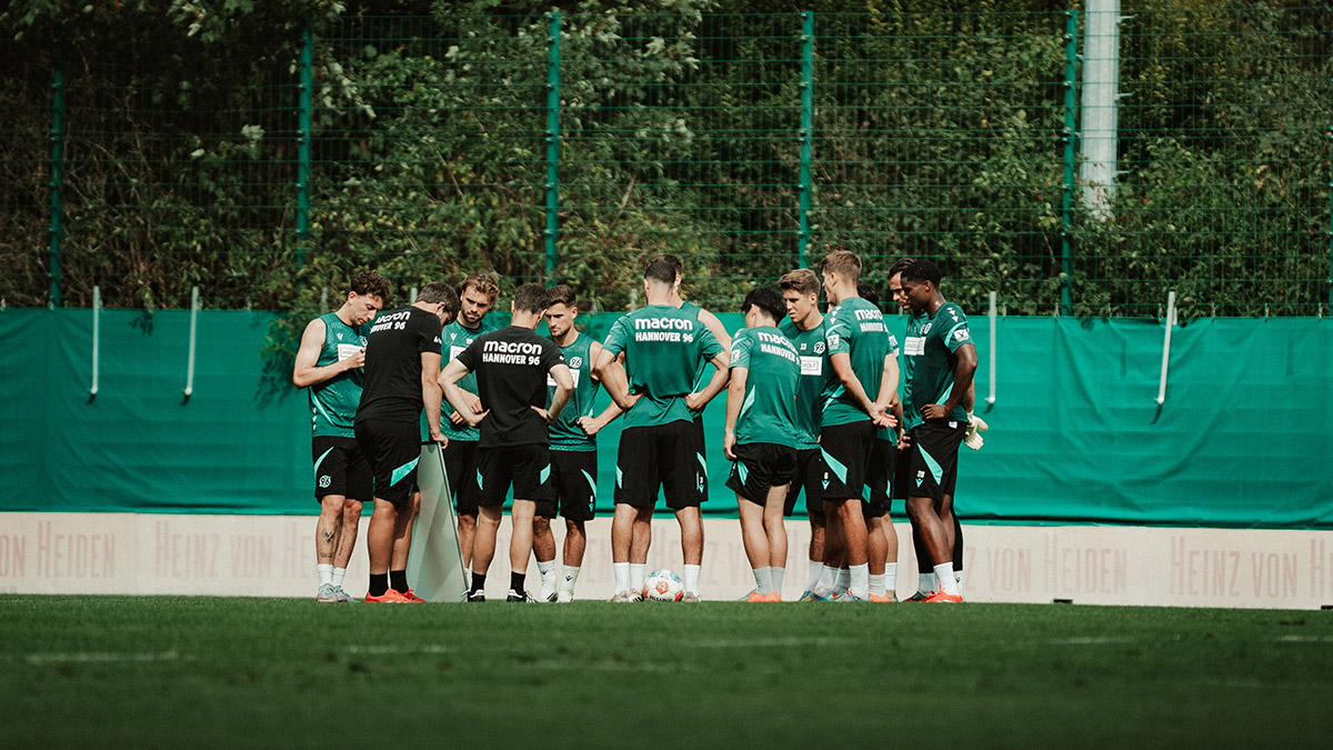 Die 96-Profis stehen im Kreis auf dem Trainingsplatz.
