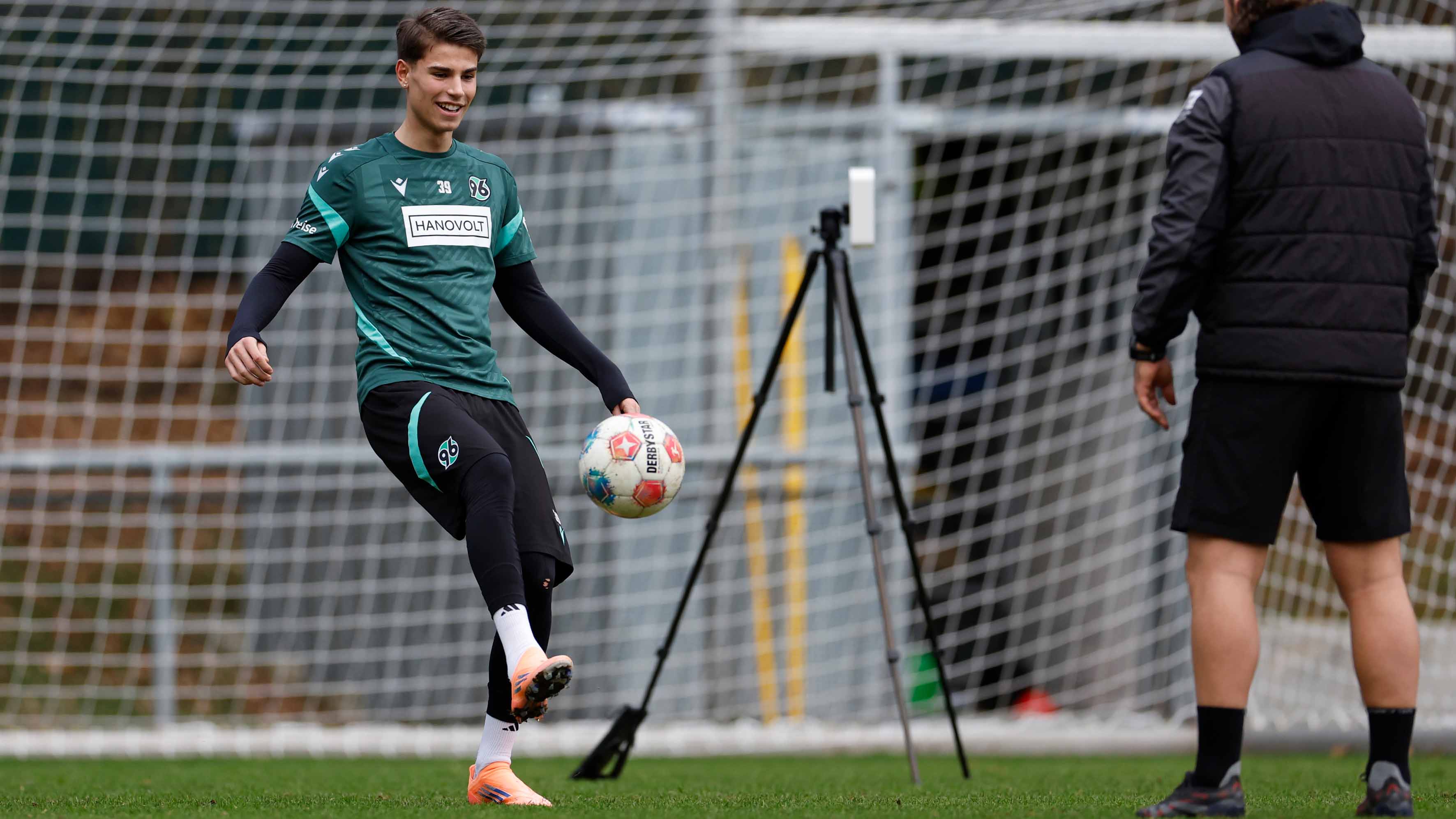 Taycan Kurt passt einen Ball.