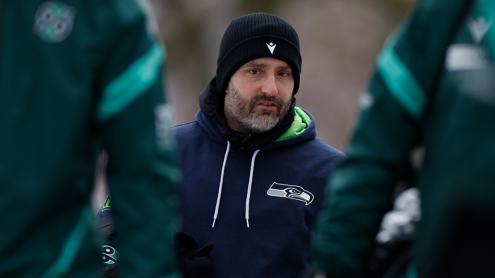 André Kilian läuft im Seahawks-Pullover zum Trainingsplatz.