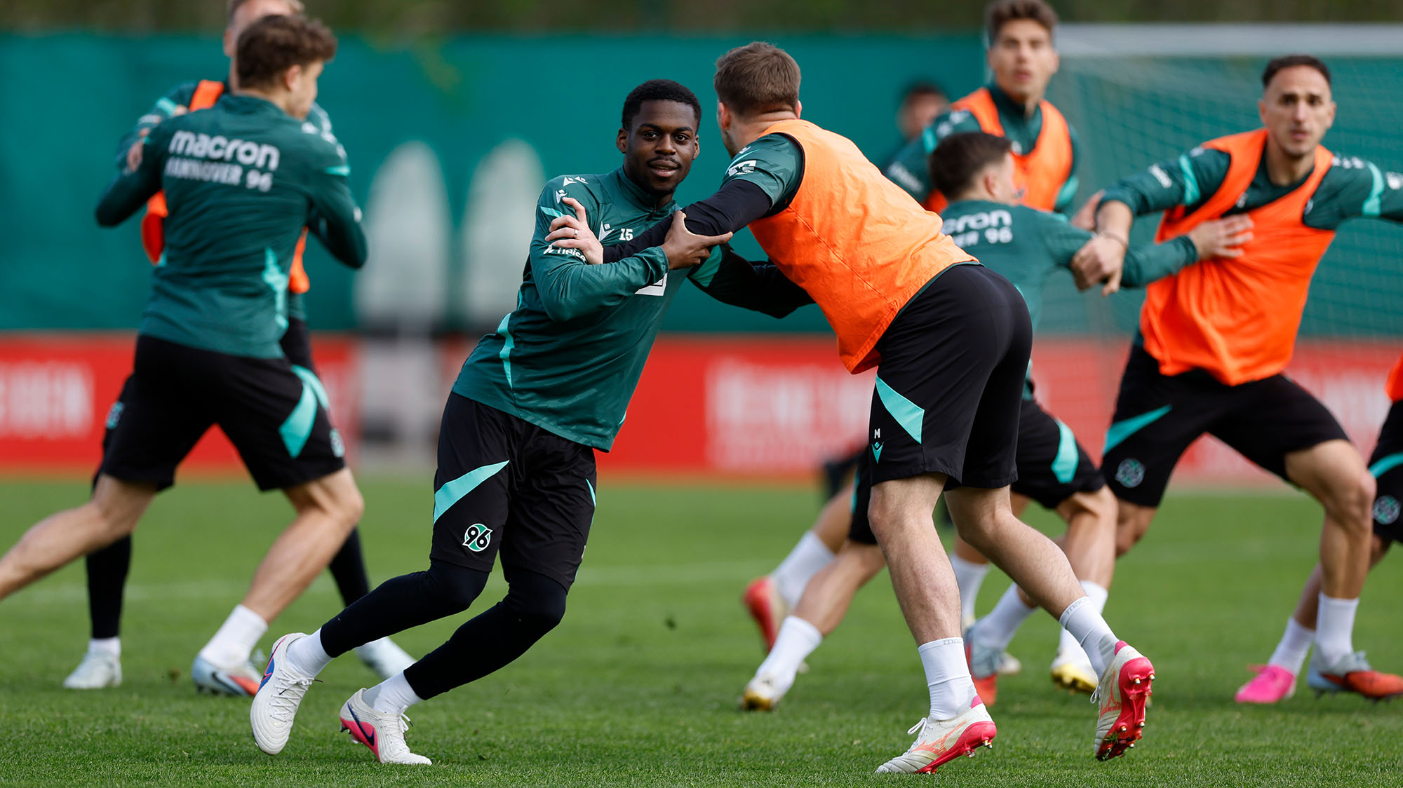 Noel Aseko und Benjamin Källman im Zweikampf.