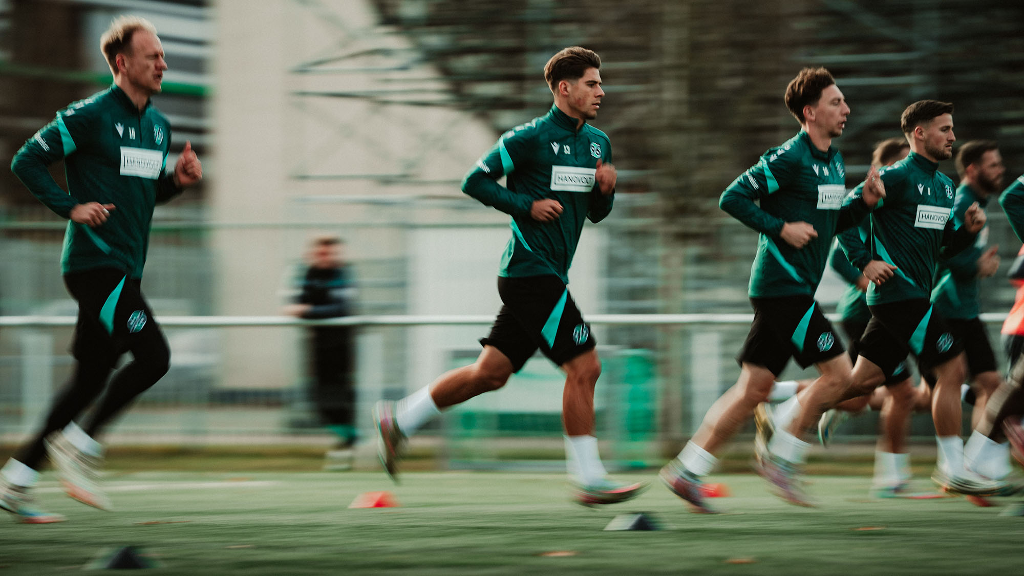 Die 96-Profis laufen auf dem Platz.