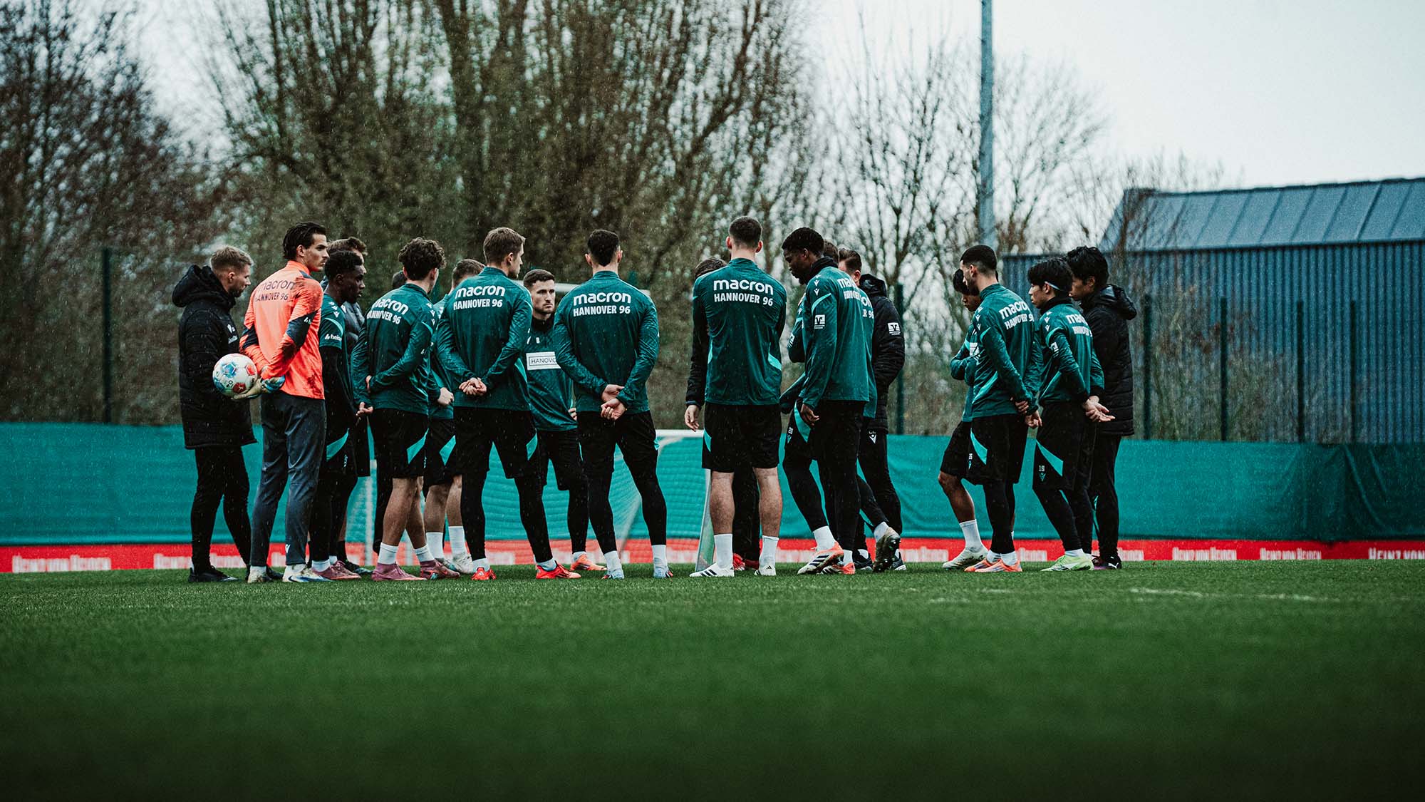 Die 96-Mannschaft steht im Kreis auf dem Trainingsplatz.