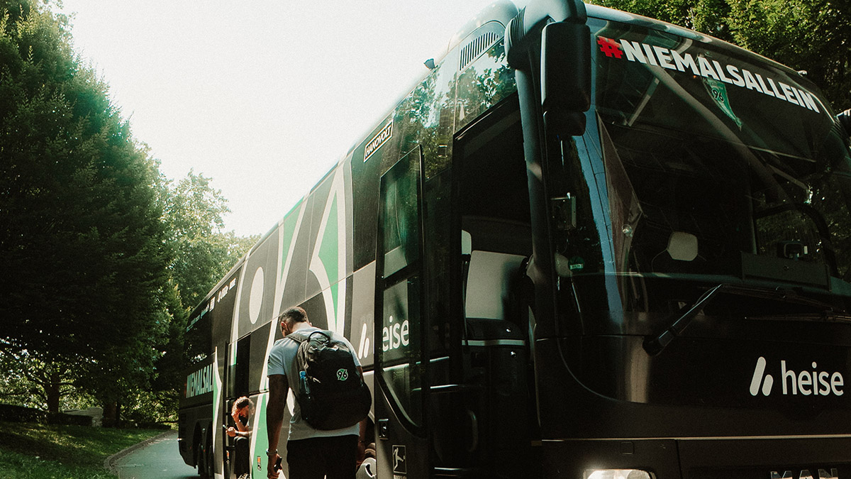 Die 96-Profis steigen in den Mannschaftsbus ein.