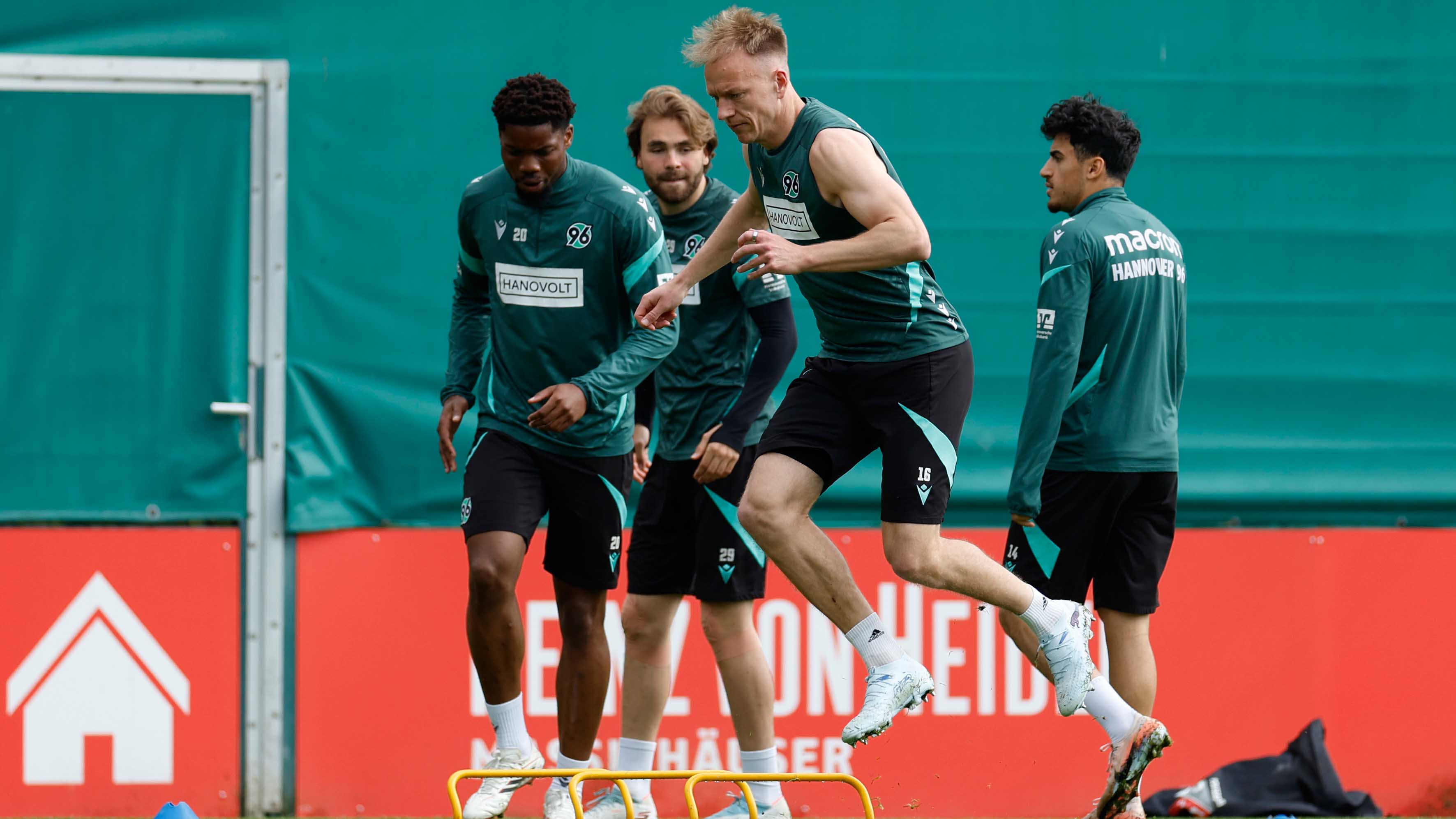 Die 96-Profis gehen durch eine Aufwärmübung.