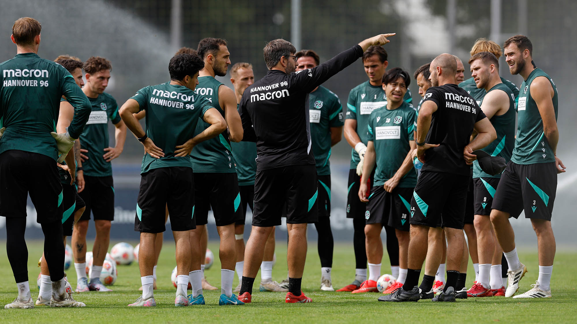 Die Mannschaft steht im Kreis.