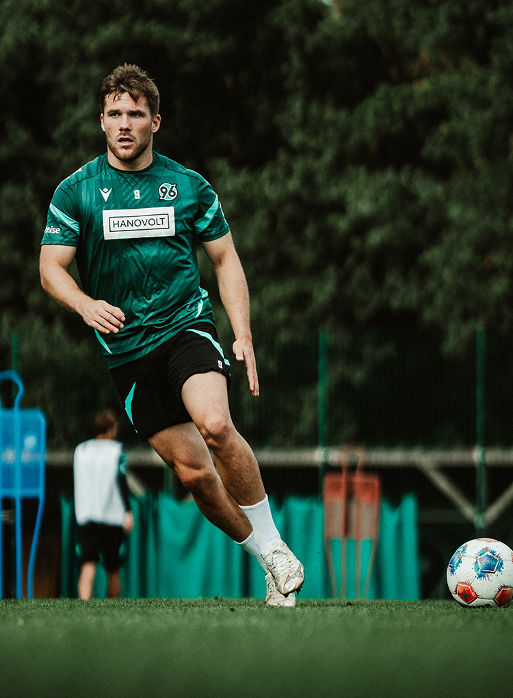 Benjamin Källman in Aktion am Ball.