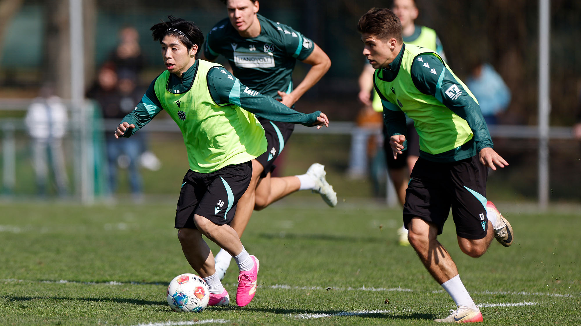 Daisuke Yokota führt den Ball, Franz Roggow jagt ihm nach.