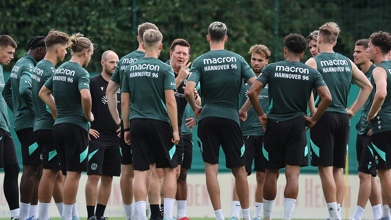 Das 96-Team lauscht einer Ansprache von Christian Titz.