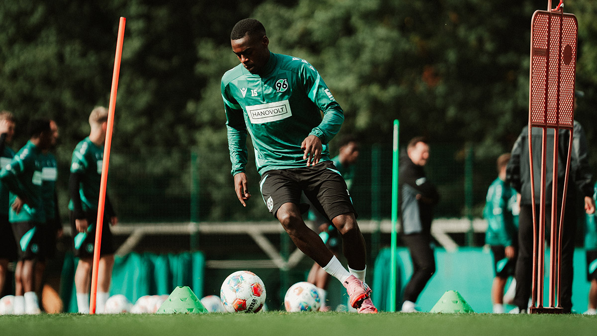 Noel Aseko führt im Training den Ball.