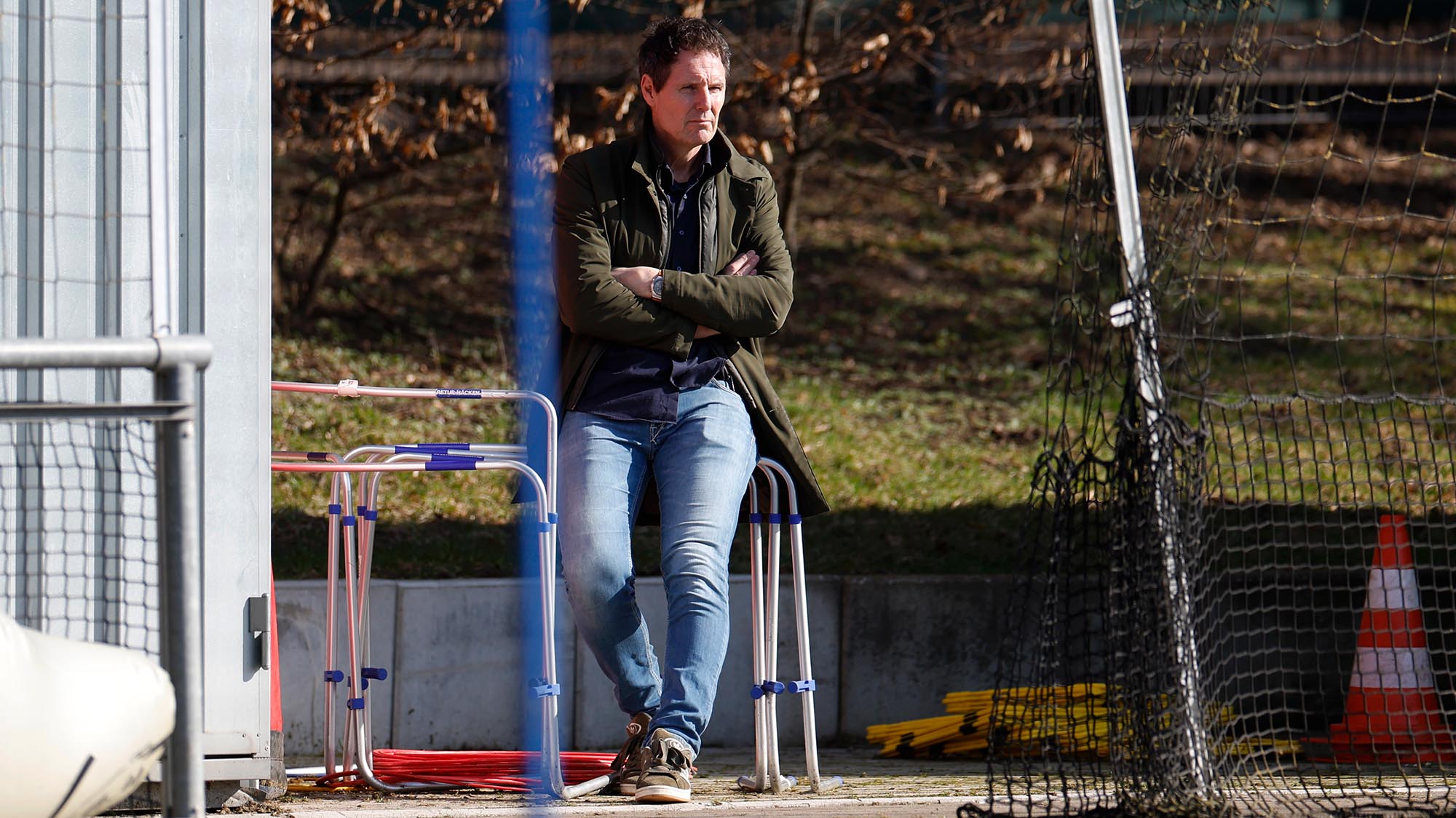 Flemming Povlsen lehnt gegen Trainingsutensilien.