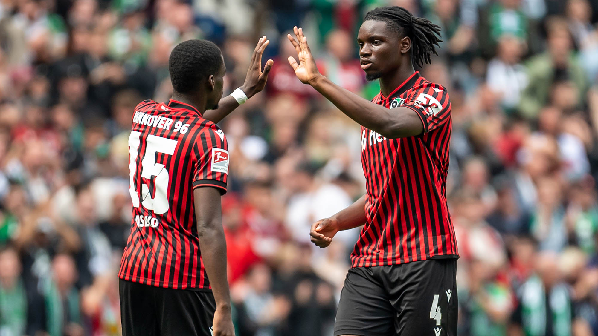 Noel Aseko und Hendry Blank klatschen ab.
