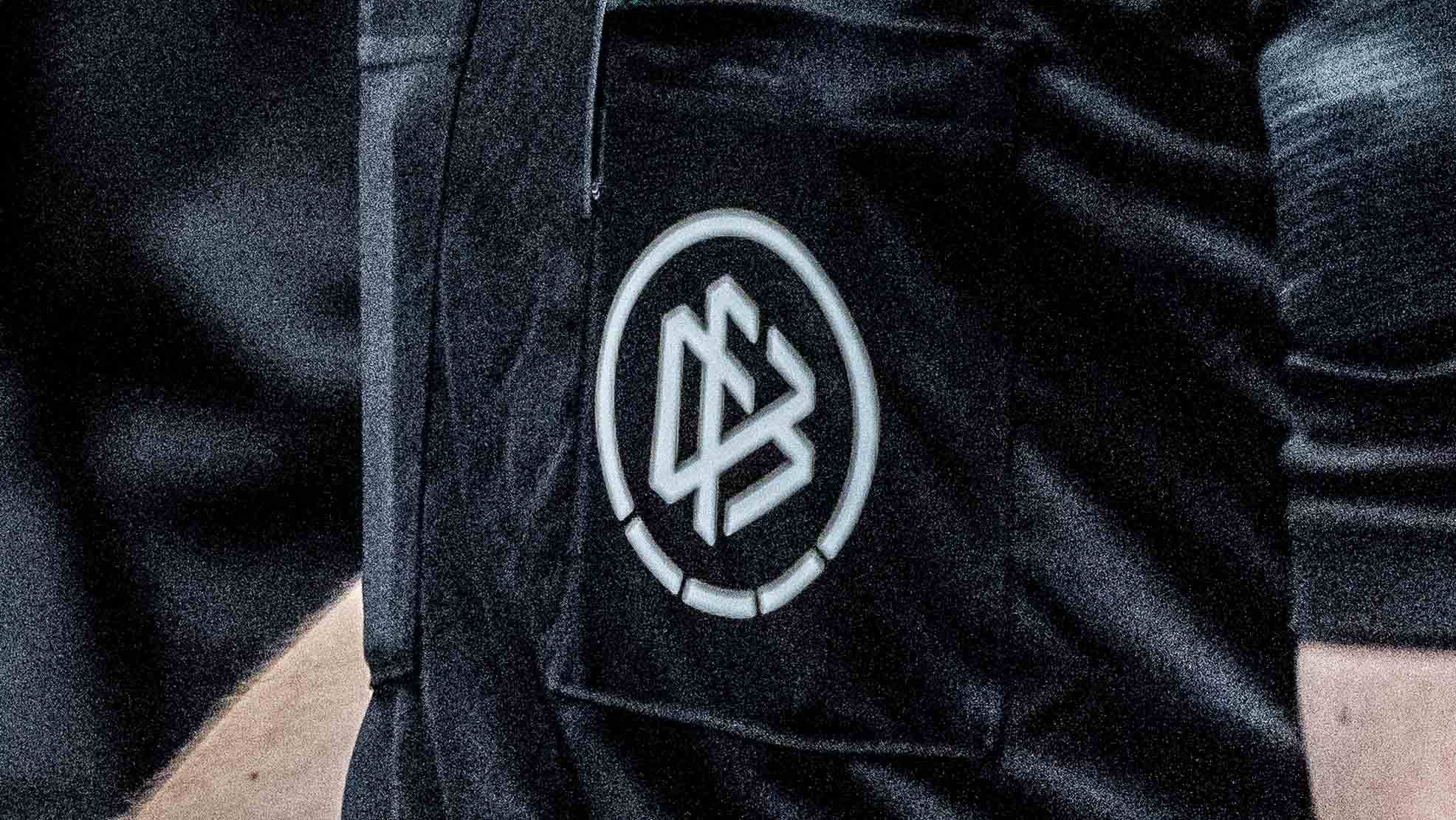Das DFB-Logo ist auf einem Schiedsrichter-Oberteil zu sehen.