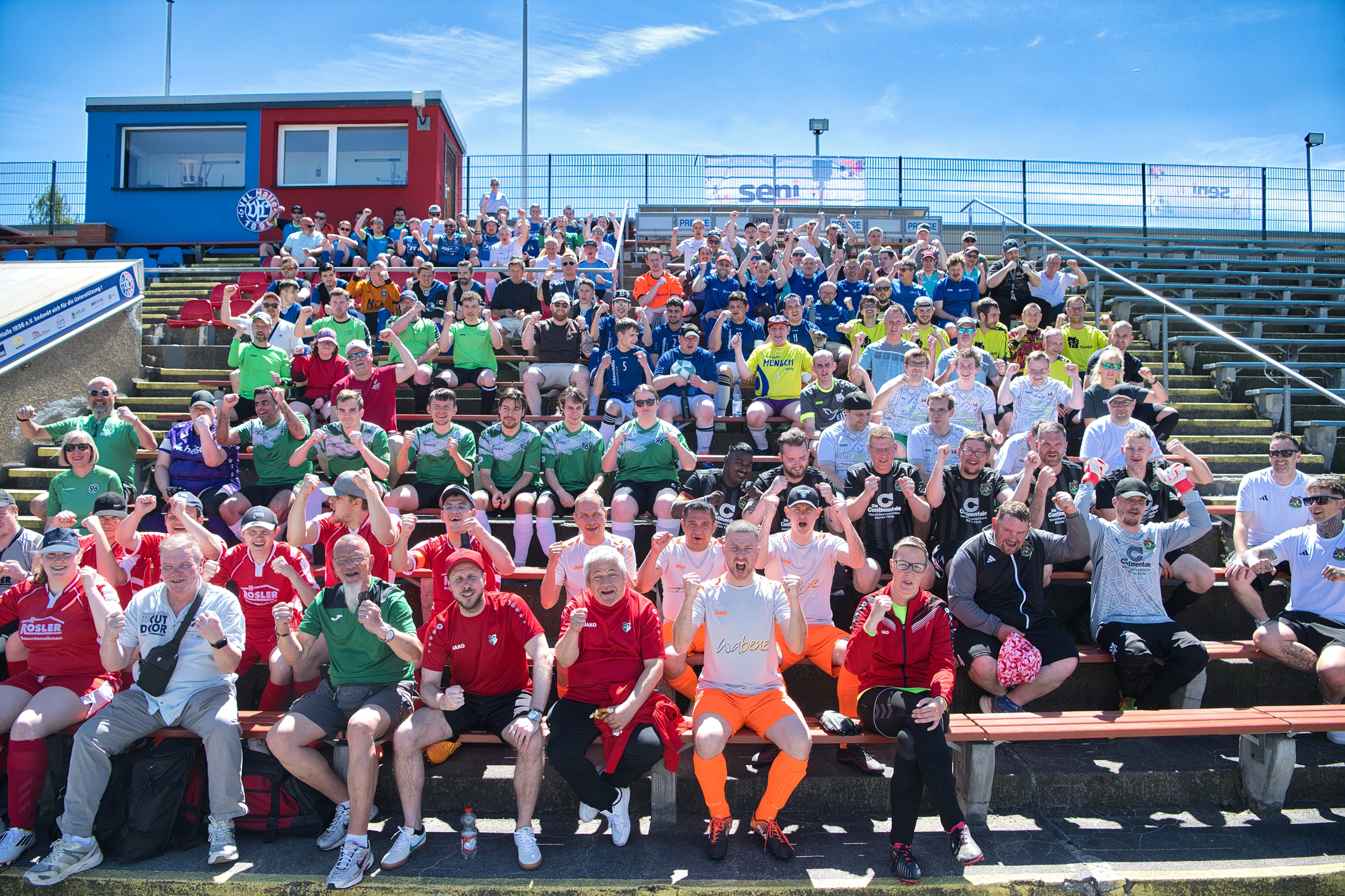 Gruppenbild aller Teams auf der Tribüne