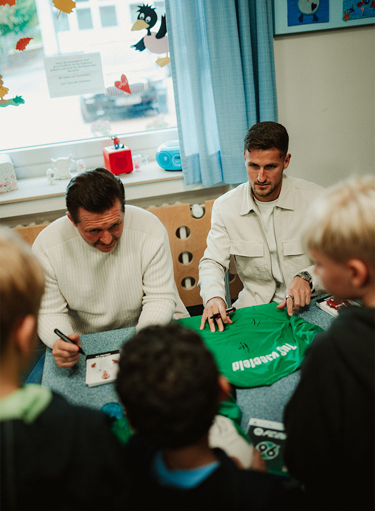 Christian Titz und Enzo Leopold schreiben Autogramme.