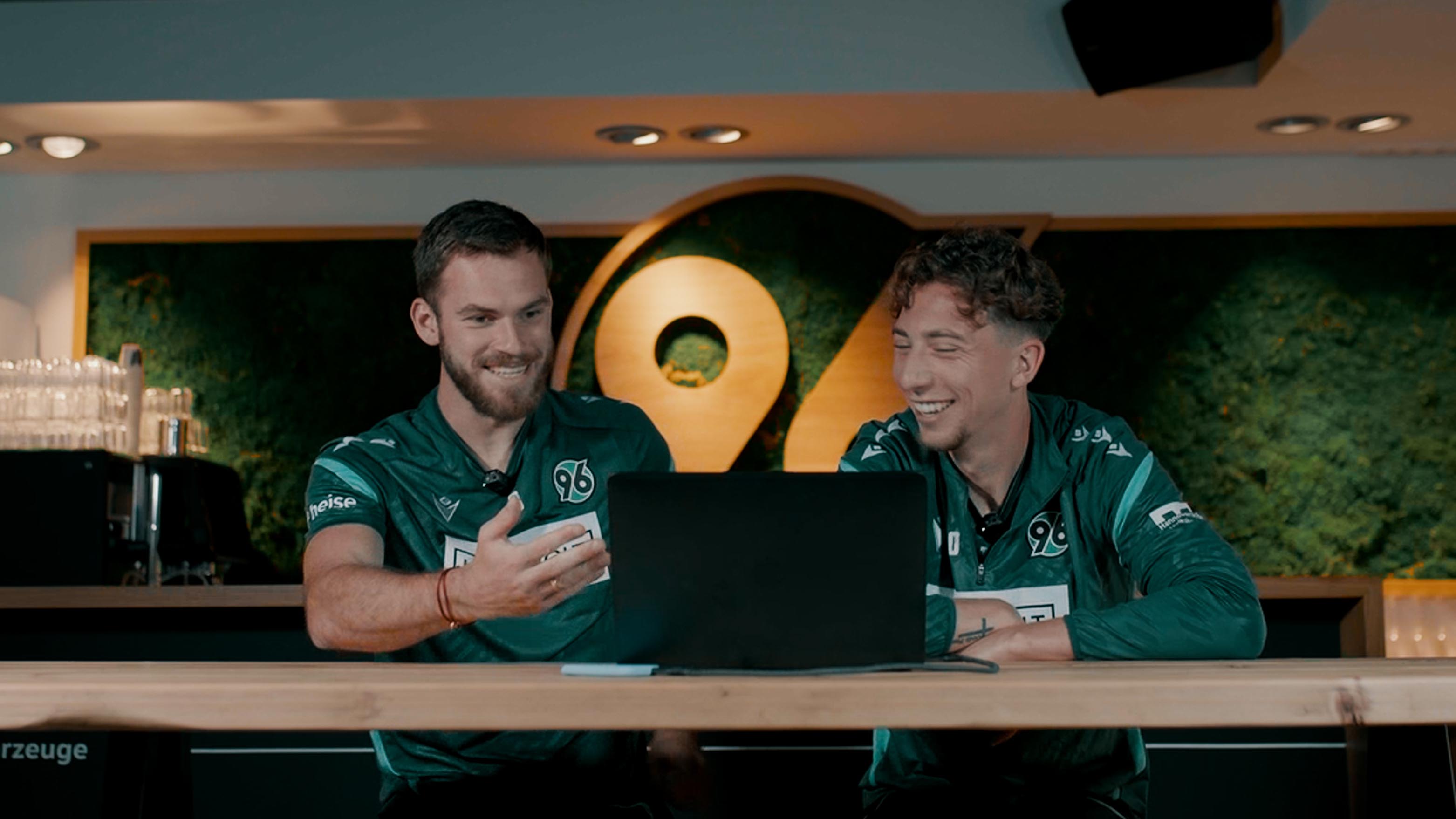 Boris Tomiak und Jannik Rochelt schauen sich Highlights auf dem Laptop an.