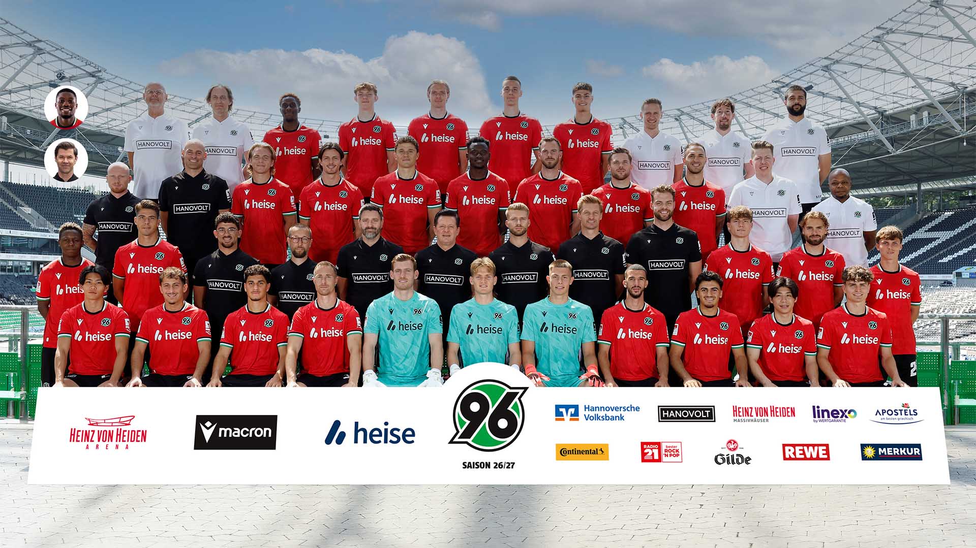 Die Spieler, Trainer und das Staffteam sitzen und stehen in vier Reihen, im Hintergrund ist das Stadion.