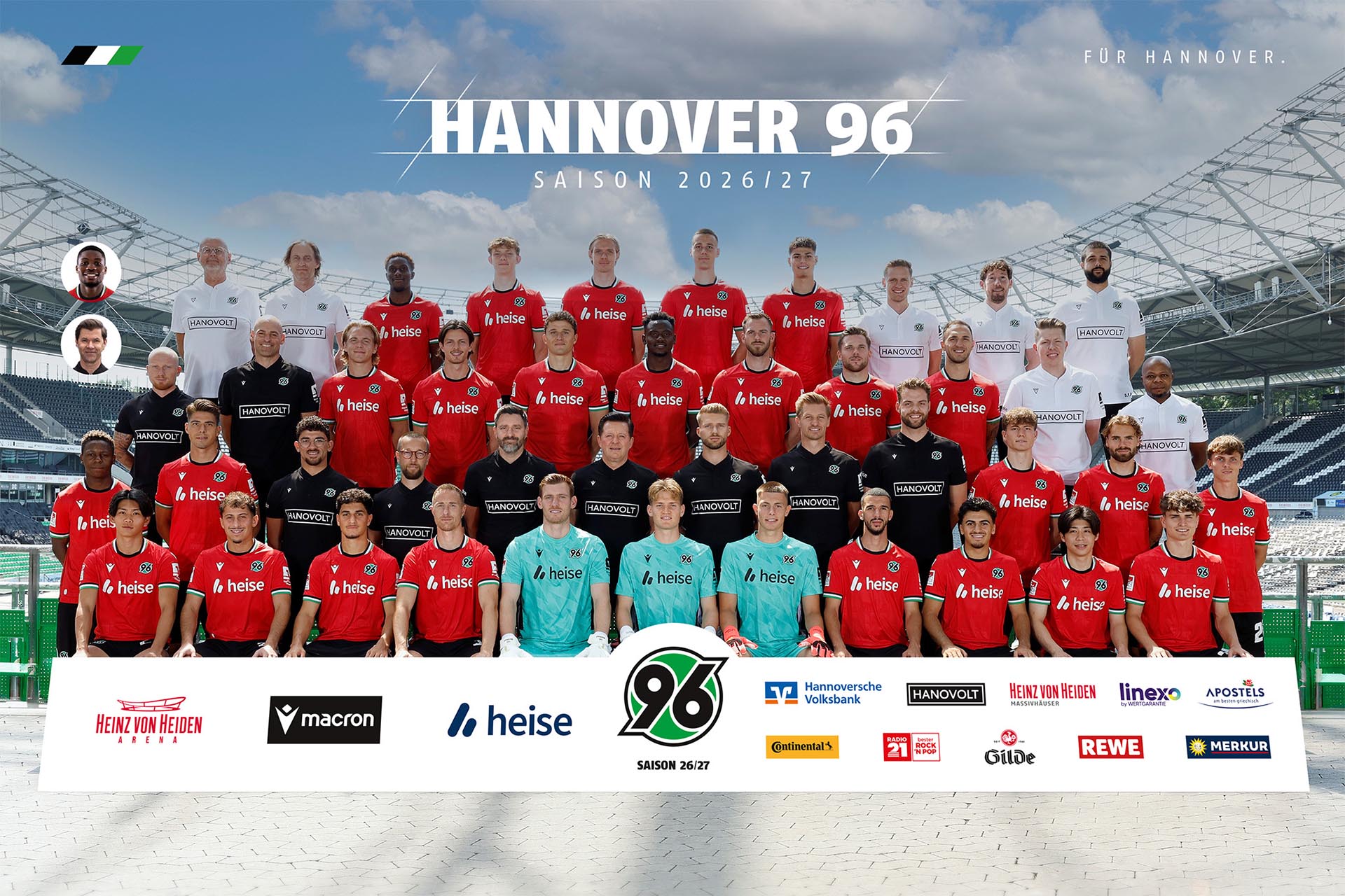 Die Spieler, Trainer und das Staffteam sitzen und stehen in vier Reihen, im Hintergrund ist das Stadion.