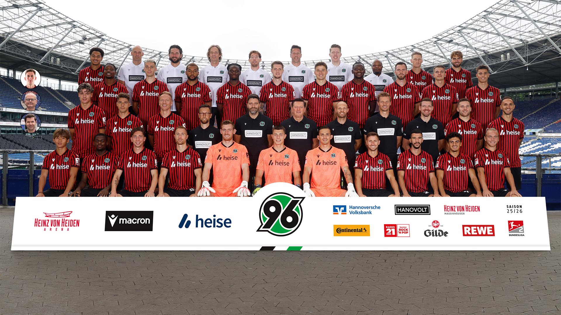 Auf dem Mannschaftsfoto sitzt und steht das Team in vier Reihen, im Hintergrund ist die Heinz von Heiden Arena, vorne steht ein Board mit Sponsorenlogos. 