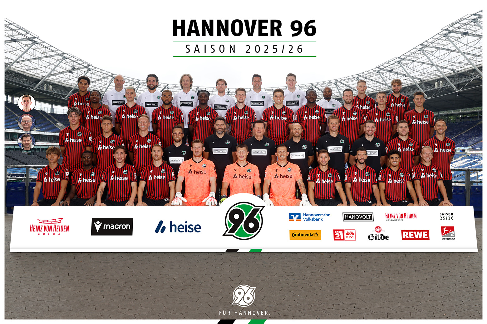 Auf dem Mannschaftsfoto sitzt und steht das Team in vier Reihen, im Hintergrund ist die Heinz von Heiden Arena, vorne steht ein Board mit Sponsorenlogos. 
