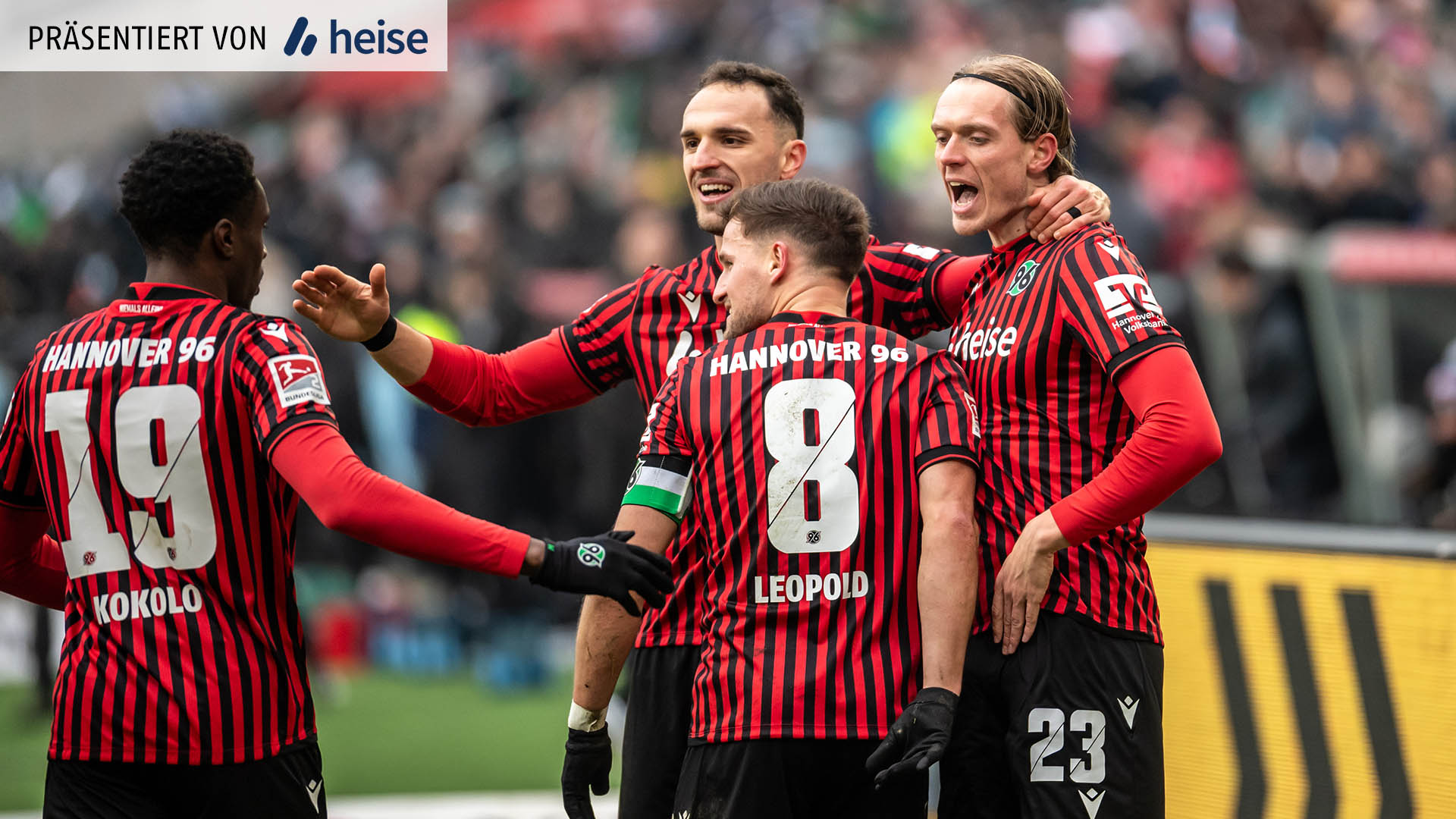 Die 96-Profis bejubeln zusammen ein Tor.