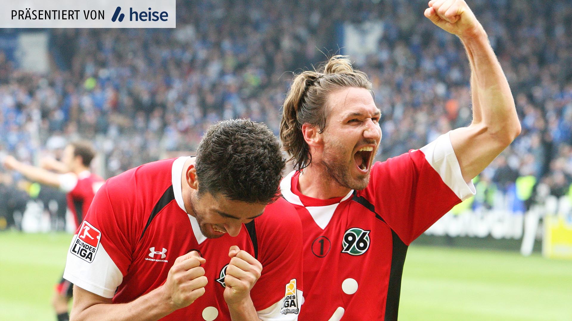 Karim Haggui und Christian Schulz feiern in Bochum ein Tor.