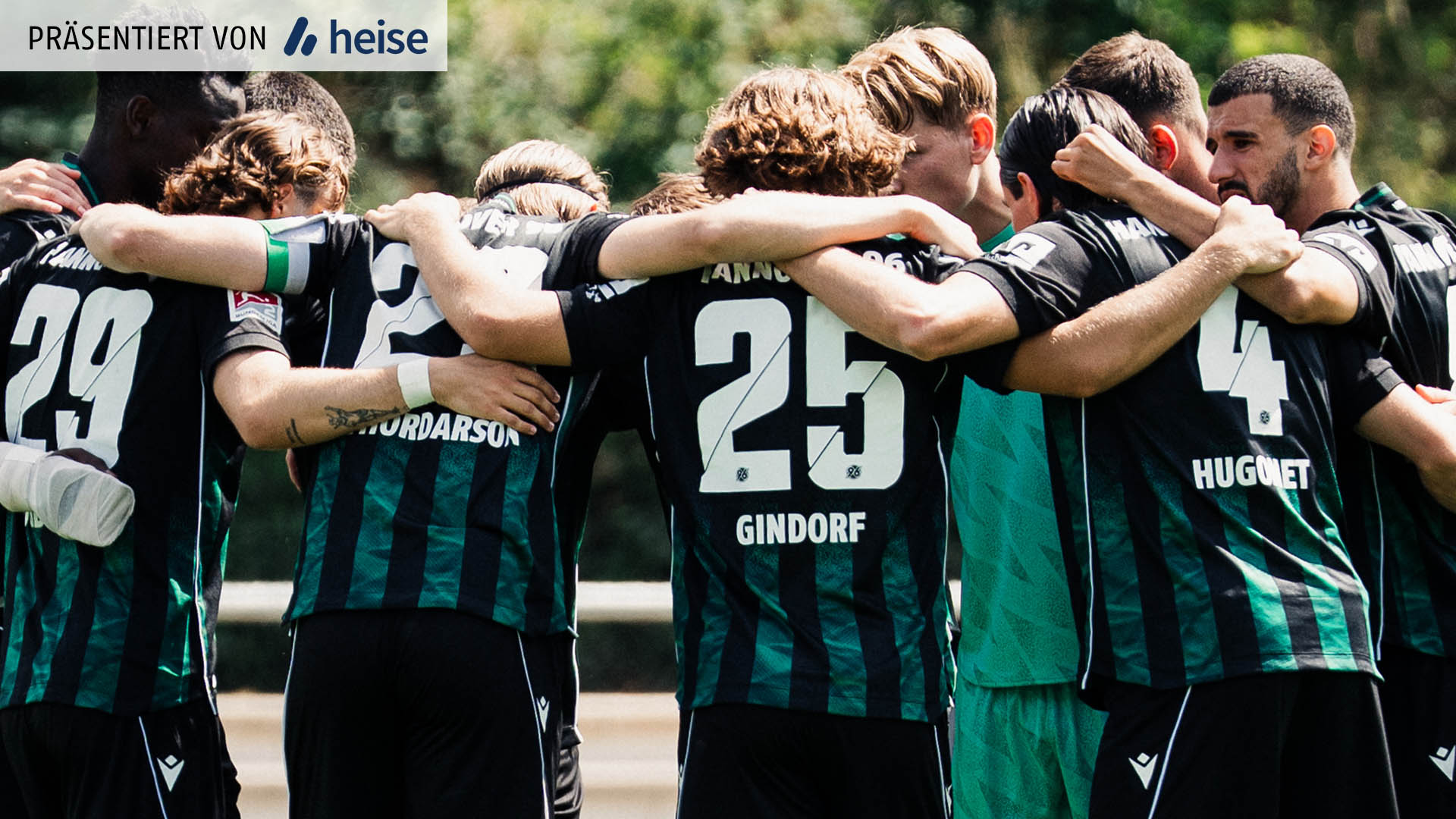 Die 96-Mannschaft in den schwarz-grünen Auswärtstrikots bildet einen Kreis.