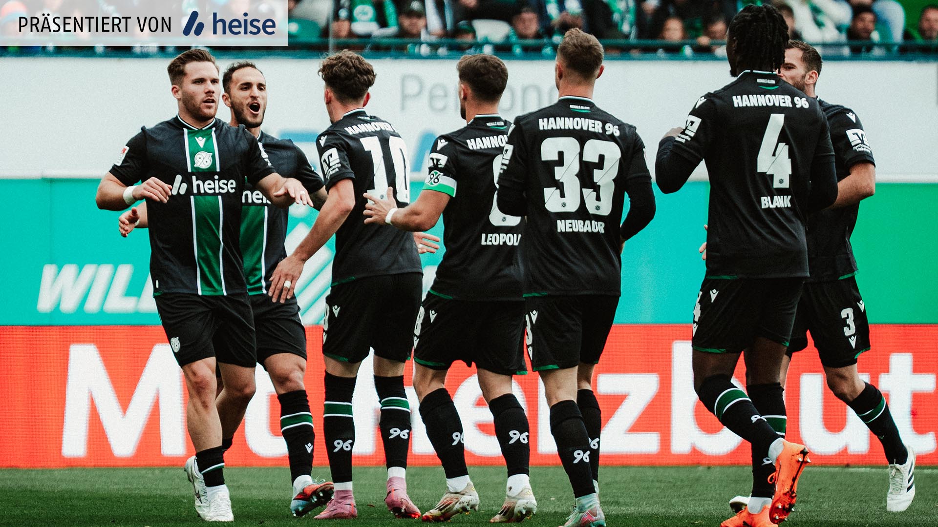 Jubelnde 96-Spieler in dunklen Trikots.