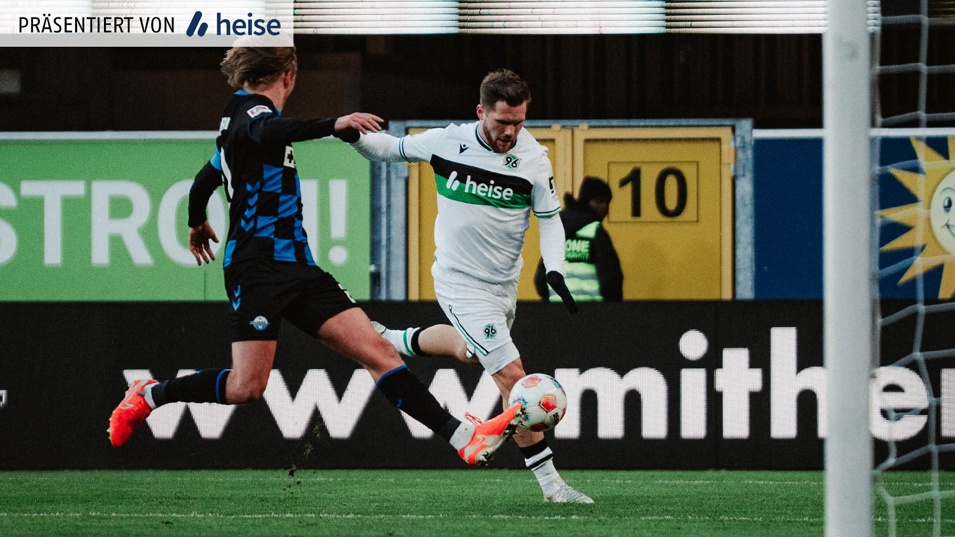 Benjamin Källman holt in Paderborn zum Schuss aus.