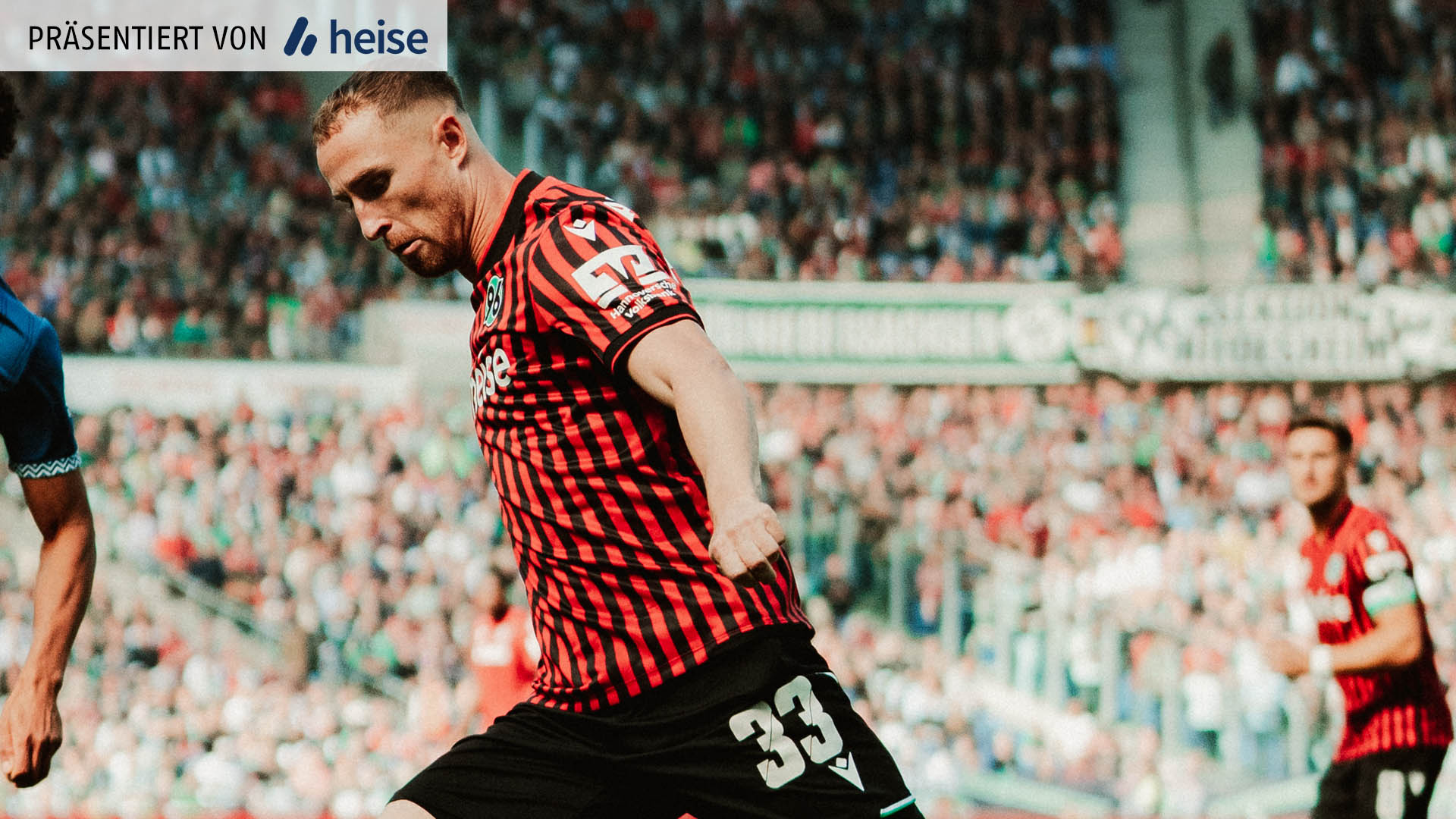 Maurice Neubauer während eines Fußballspiels im vollen Stadion.