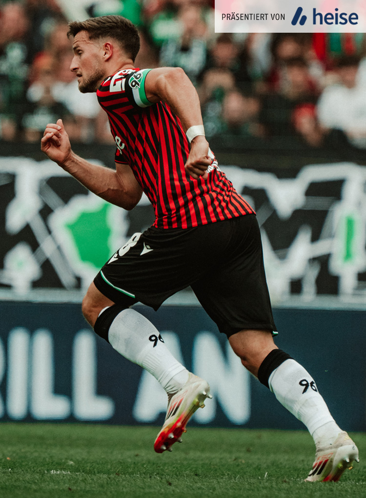 Enzo Leopold sprintet im Stadion.