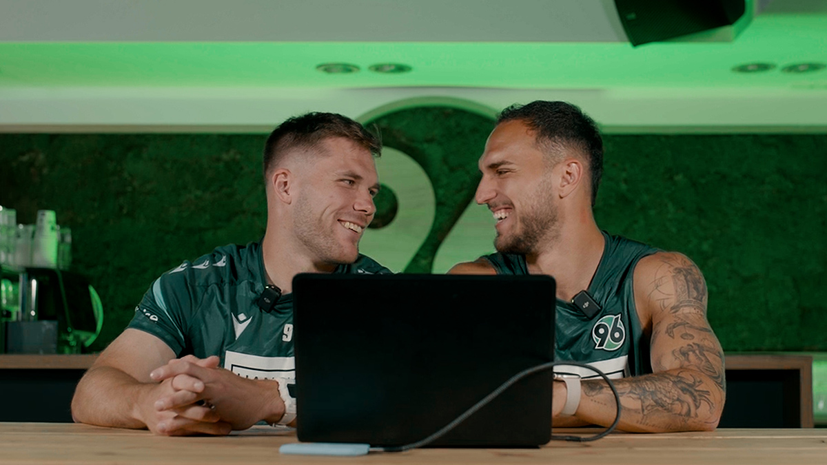 Benjamin Källman und Virgil Ghita lachen sich an.