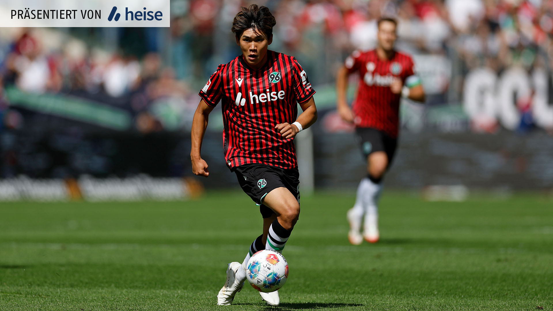 Hayate Matsuda im Sprint mit Ball am Fuß.