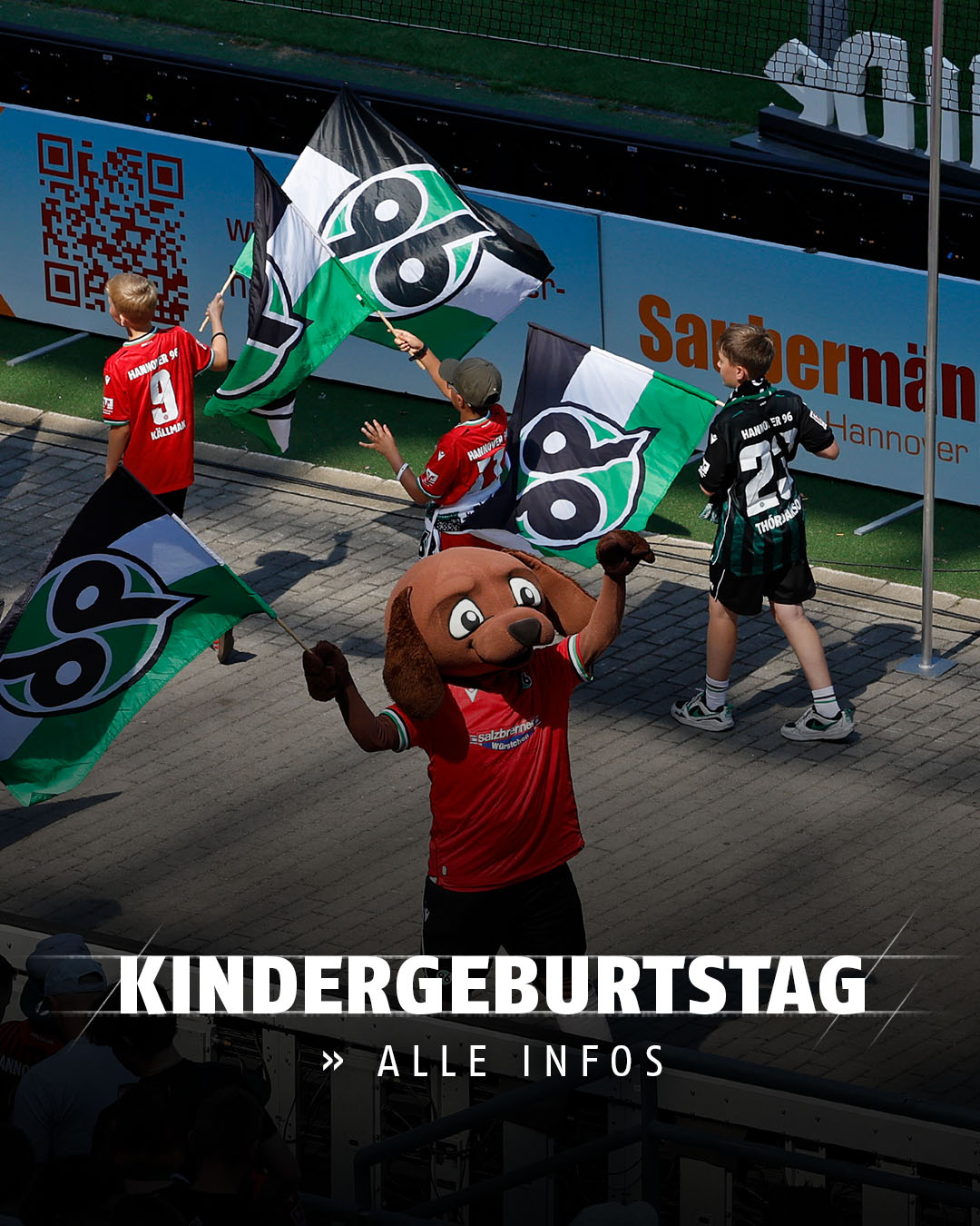 96-Maskottchen EDDI läuft durchs Stadion und schwingt eine 96-Fahne, um ihn herum Kinder.