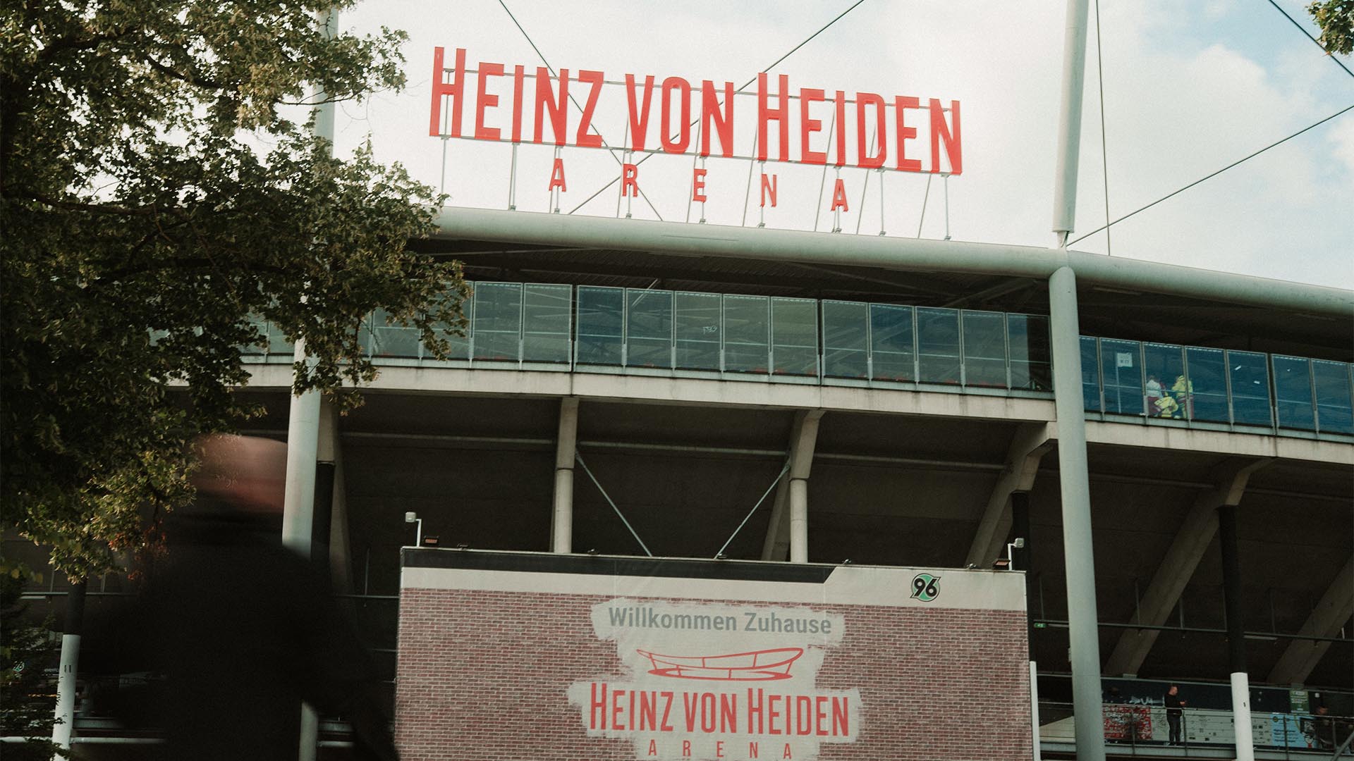Blick auf den Nordeingang der Heinz von Heiden Arena.