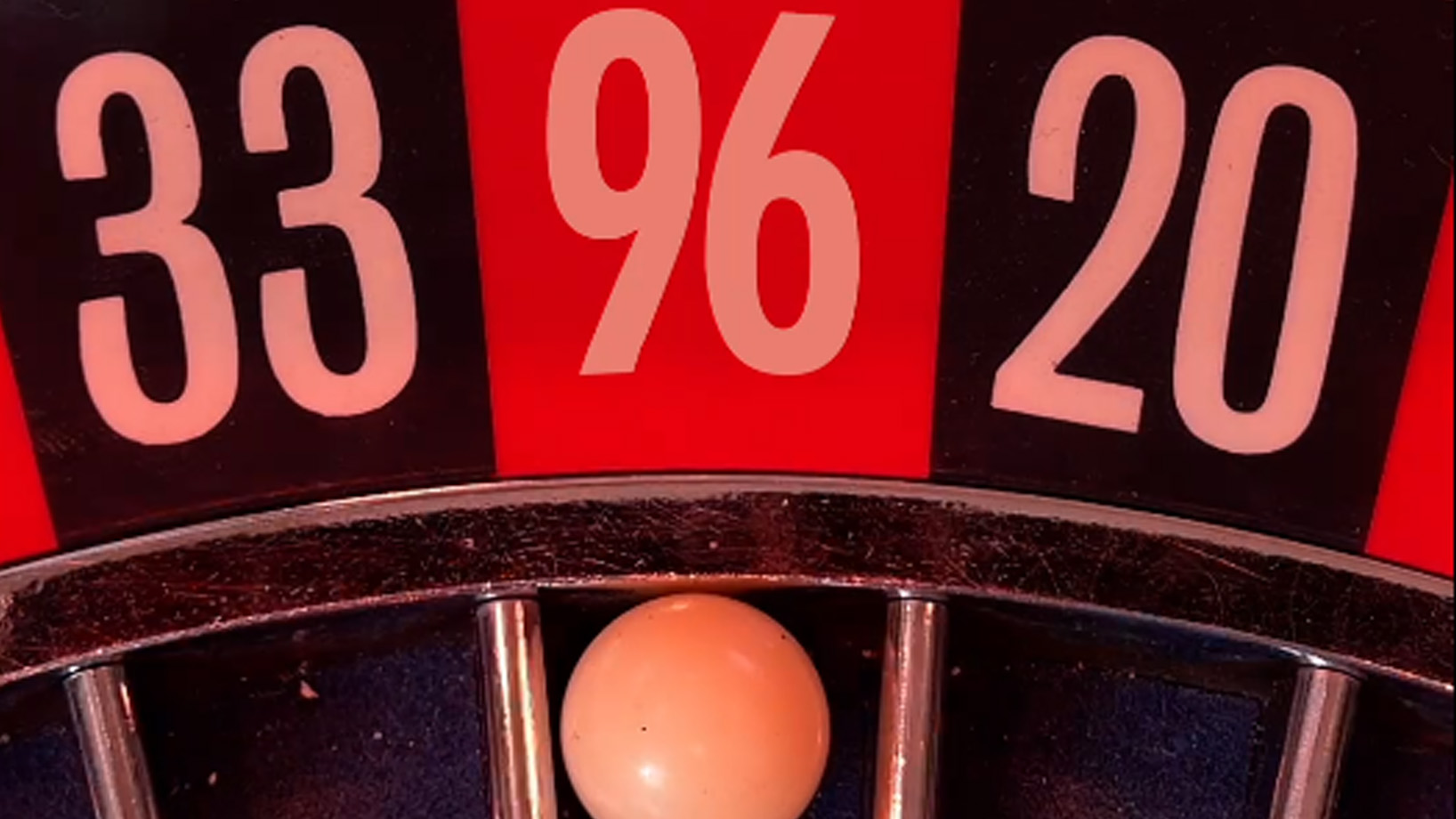 Eine Roulette-Kugel fällt in das Fach mit der 96.