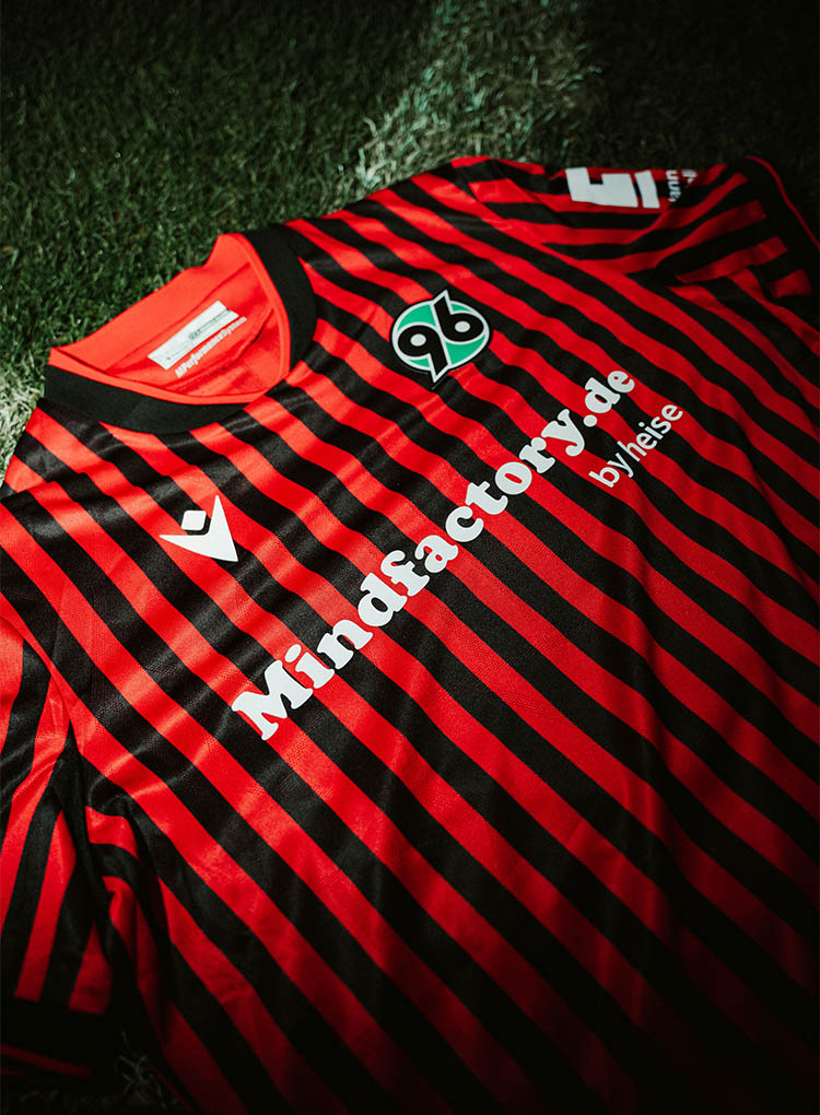 Nahaufnahme des 96-Heimtrikots mit dem Mindfactory.de-Schriftzug.