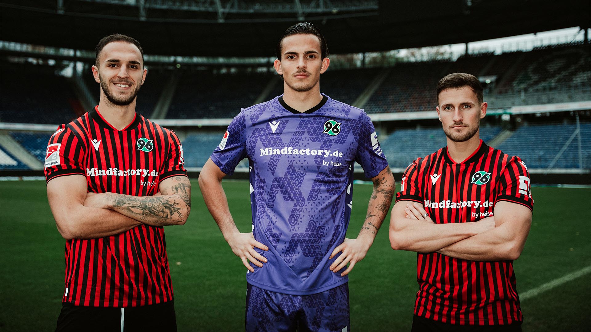 Virgil Ghita, Nahuel Noll und Enzo Leopold mit den Trikots mit dem Mindfactory.de-Schriftzug.