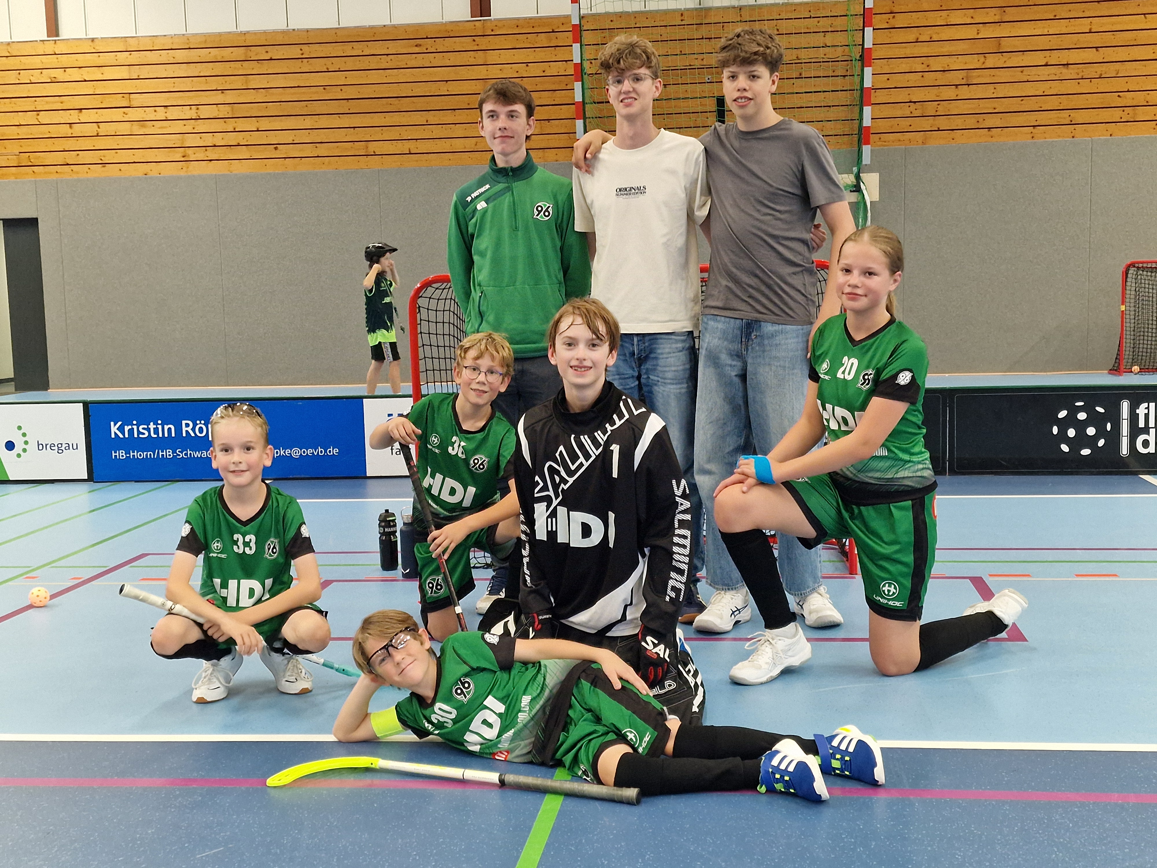 Mannschaftsfoto der U11-SpielerInnen mit den Trainern.