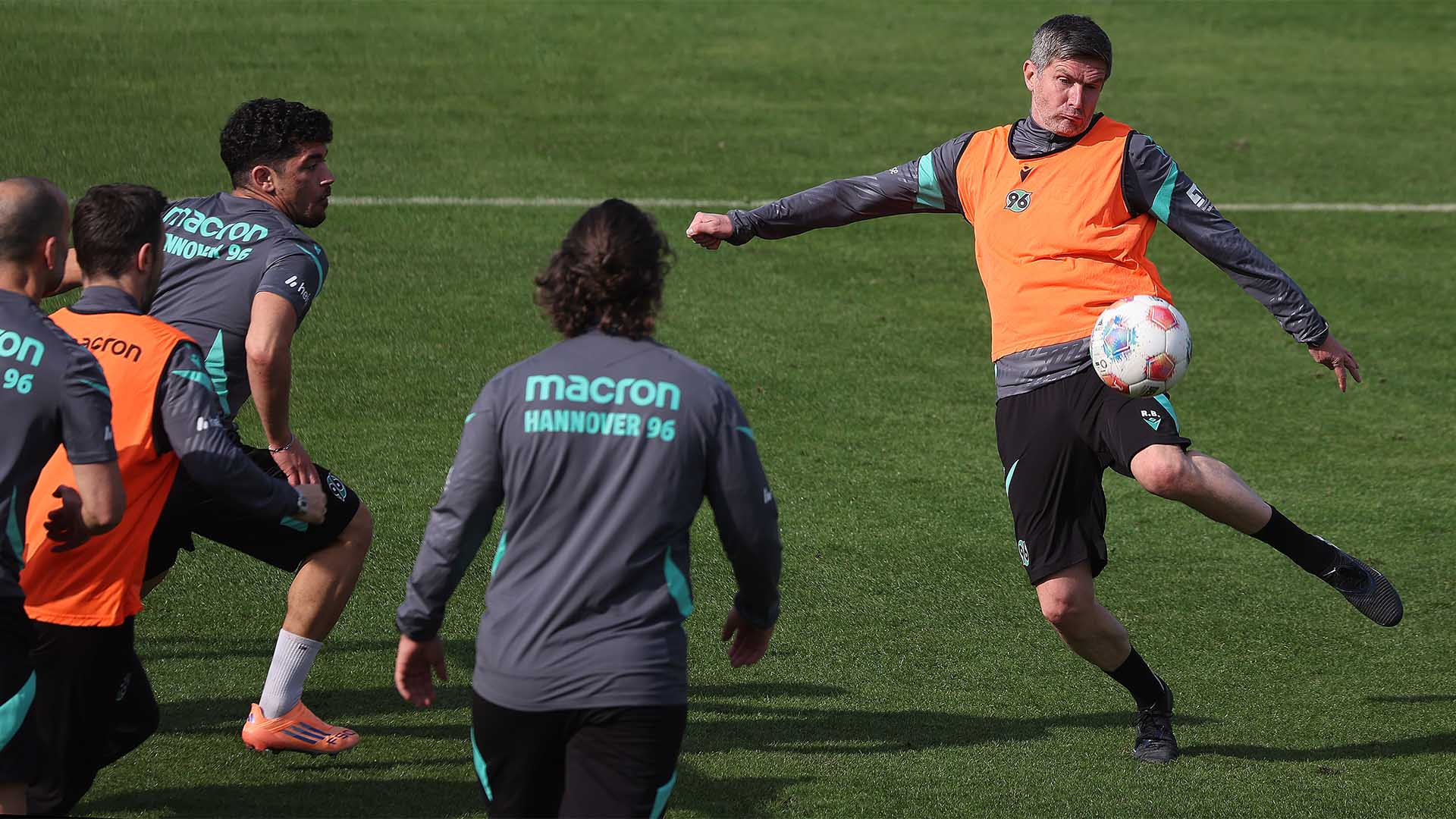 Ralf Becker setzt im Spiel zum Seitfallzieher an. 