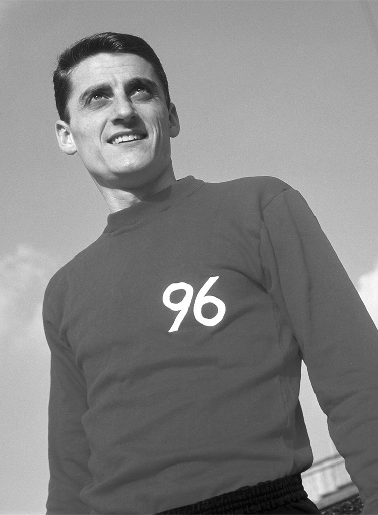 Schwarz-weiß-Bild vom ehemaligen 96-Spieler Winfried Mittrowski in einem schlichten 96-Trikot.