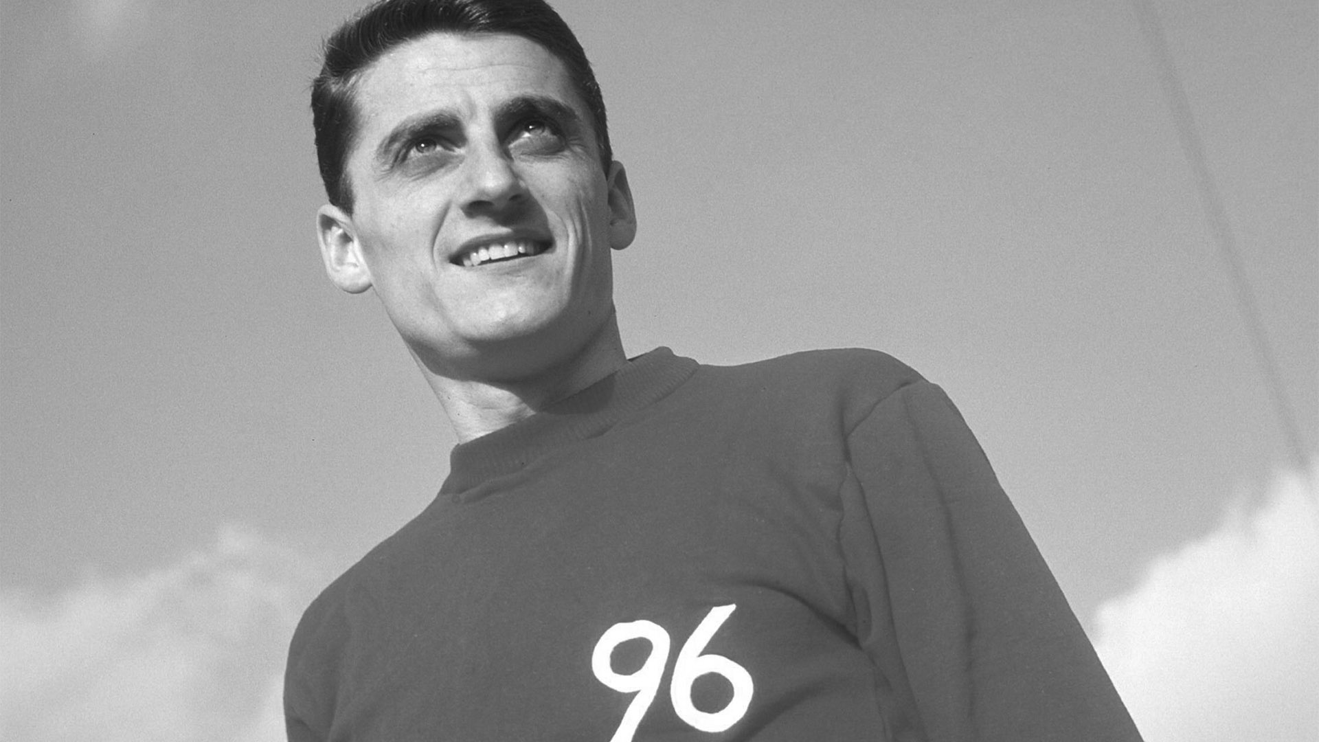 Schwarz-weiß-Bild vom ehemaligen 96-Spieler Winfried Mittrowski in einem schlichten 96-Trikot.