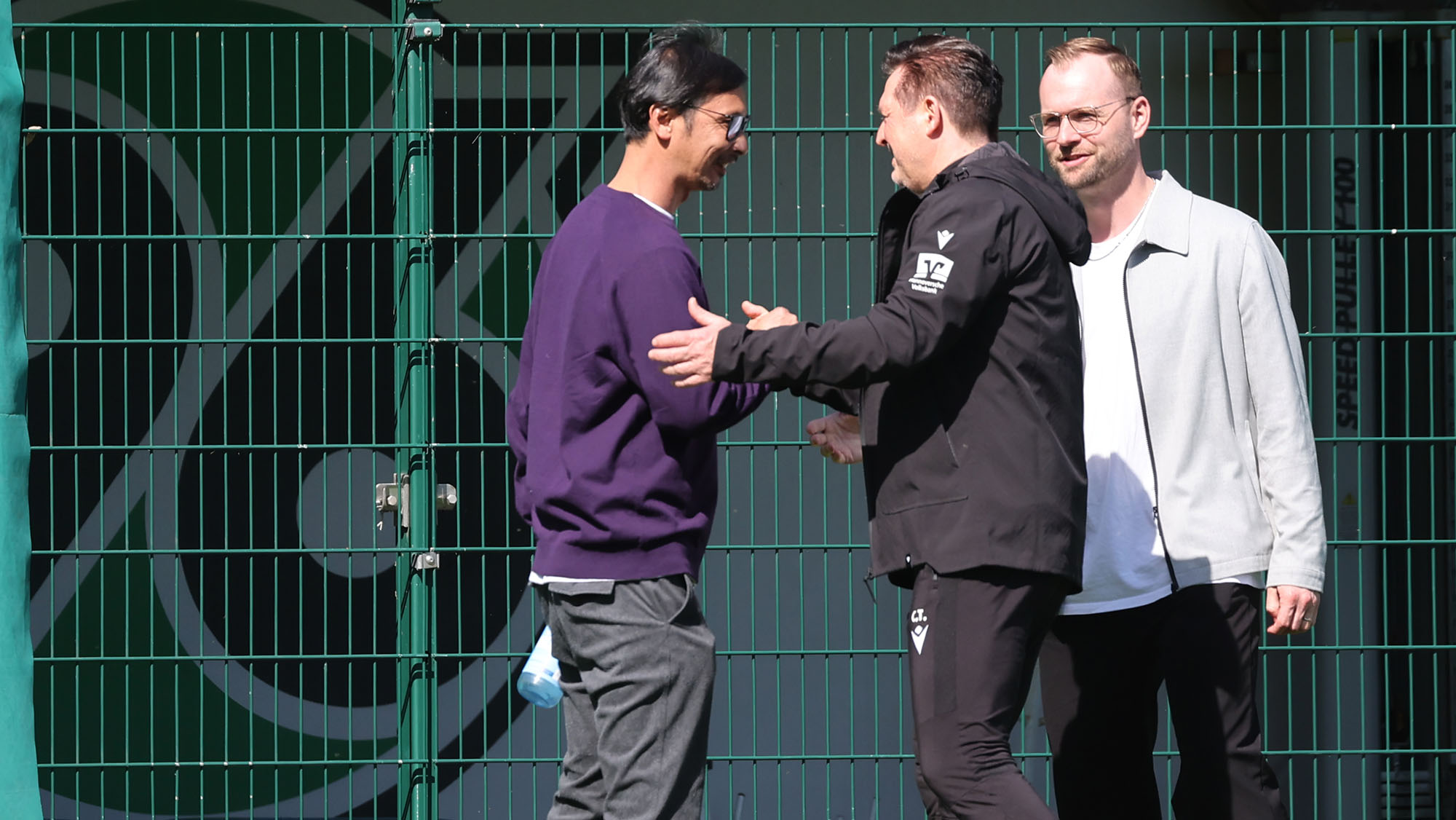 Naoki Mori und Christian Titz schütteln sich die Hände.