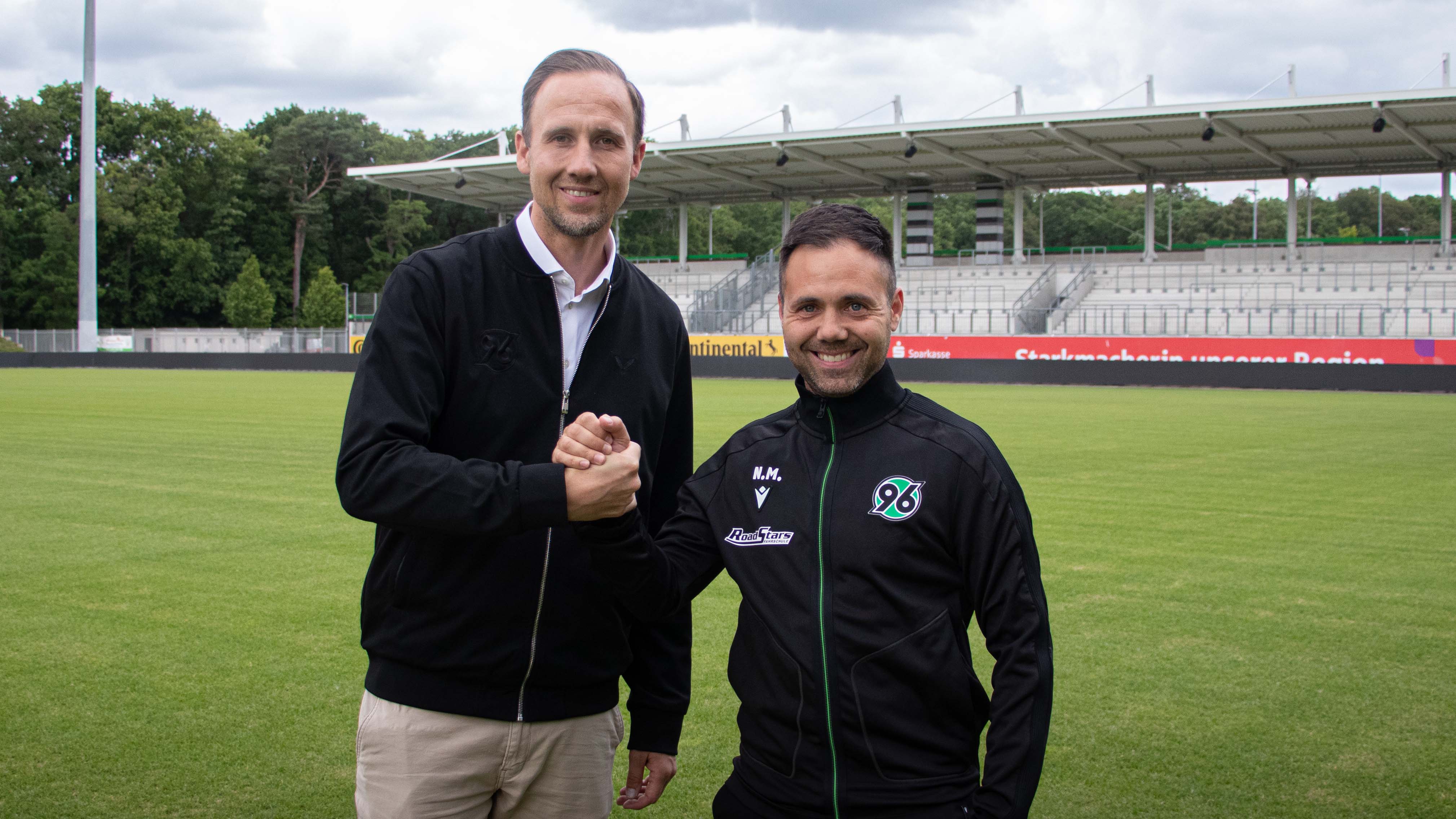 96-Akademieleiter Julian Battmer mit dem neuen 96-U17-Cheftrainer Nico Mavridis.